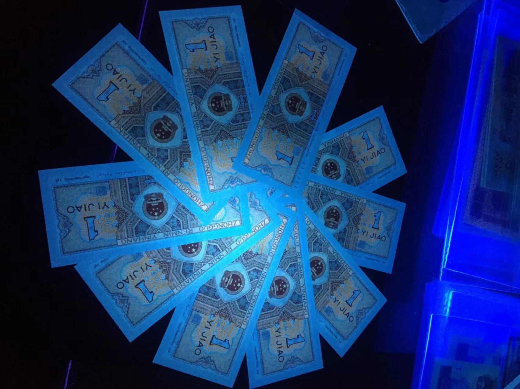 一线荧光币第46期拍场 8001IM顶级双边荧光，IM71151321_30，裸币标十，IM既是两冠的总关门冠，又是两冠荧光币的关门冠，绝品无斑