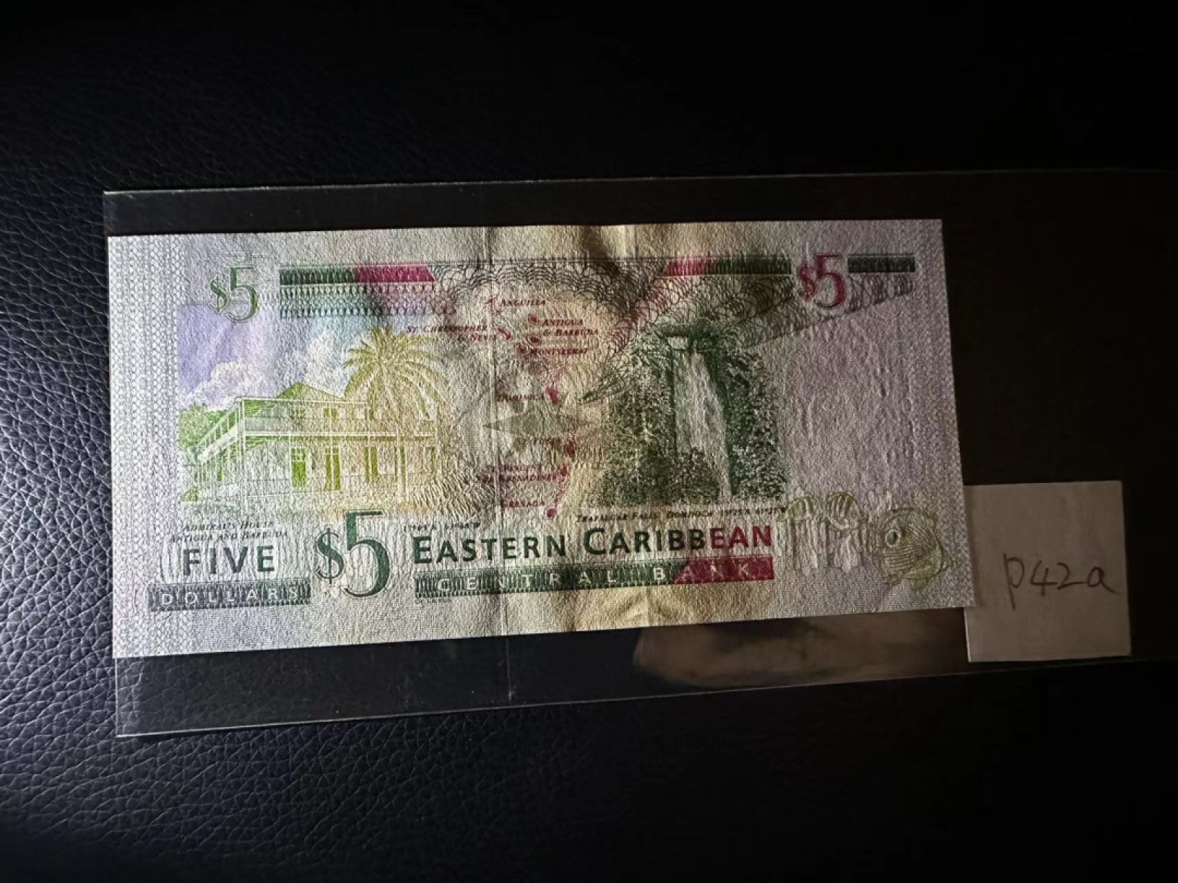 《外钞收藏家》第二百三十期英国女王专场（百慕大与东加勒比） 东加勒比2003年版5元银标，后缀A（安提瓜）	P42a  全新UNC