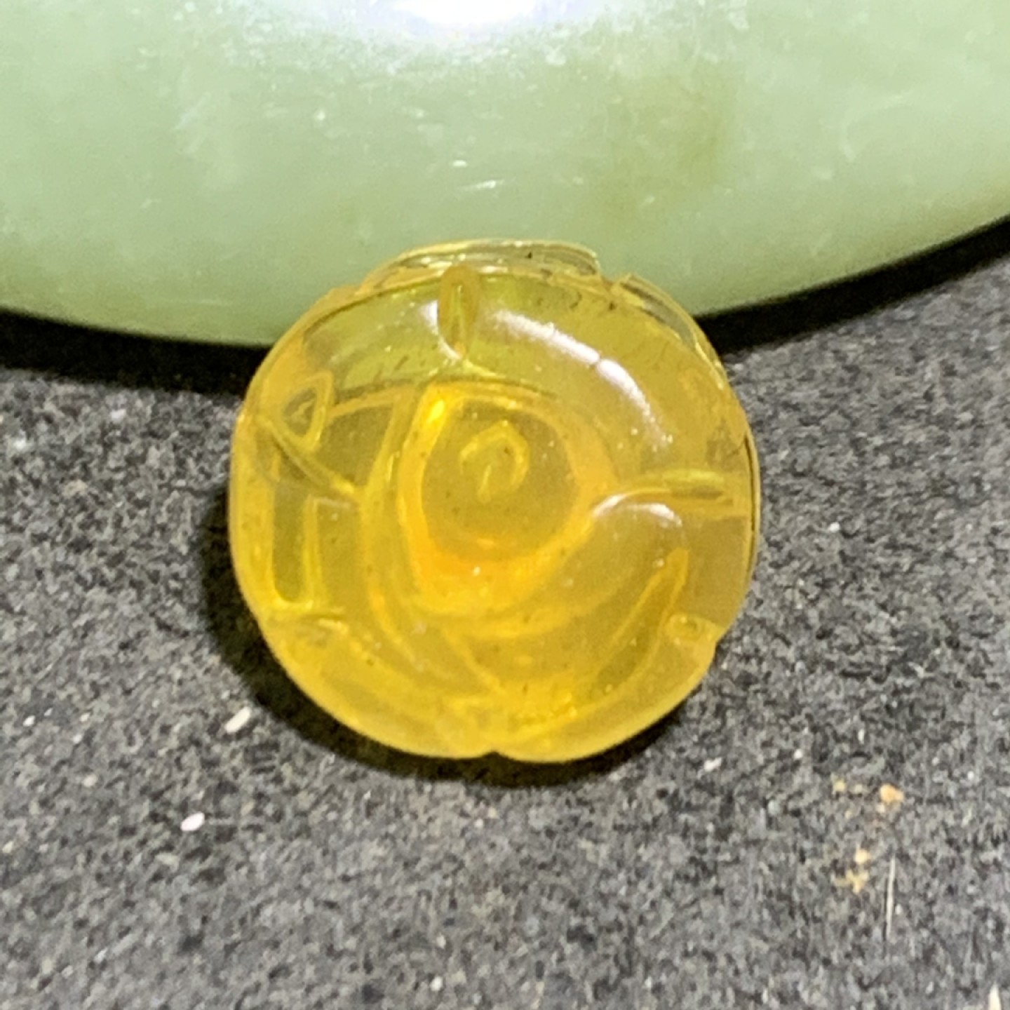 精美天然俄料蜜蜡雕刻玫瑰花戒面一个，