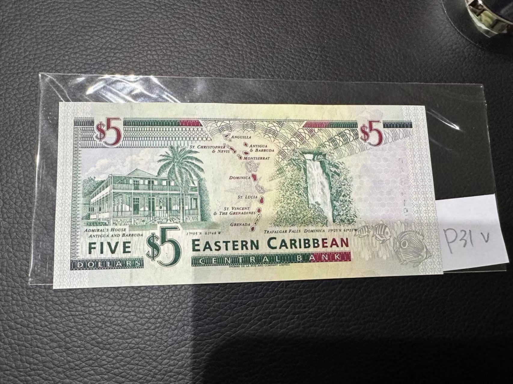 《外钞收藏家》第二百三十期英国女王专场（百慕大与东加勒比） 东加勒比1994年版5元，后缀V（圣文森特）	P31v  全新UNC