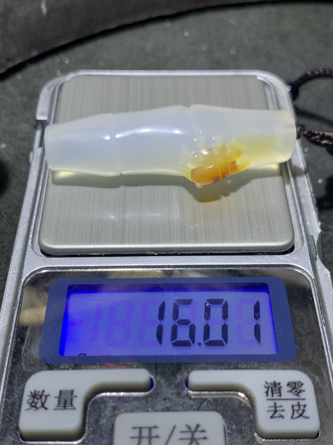精美手工雕刻天然原皮马达加斯加玛瑙俏色巧雕竹节蜘蛛吊坠(把件)一个，寓意:节节高升，知足常乐
