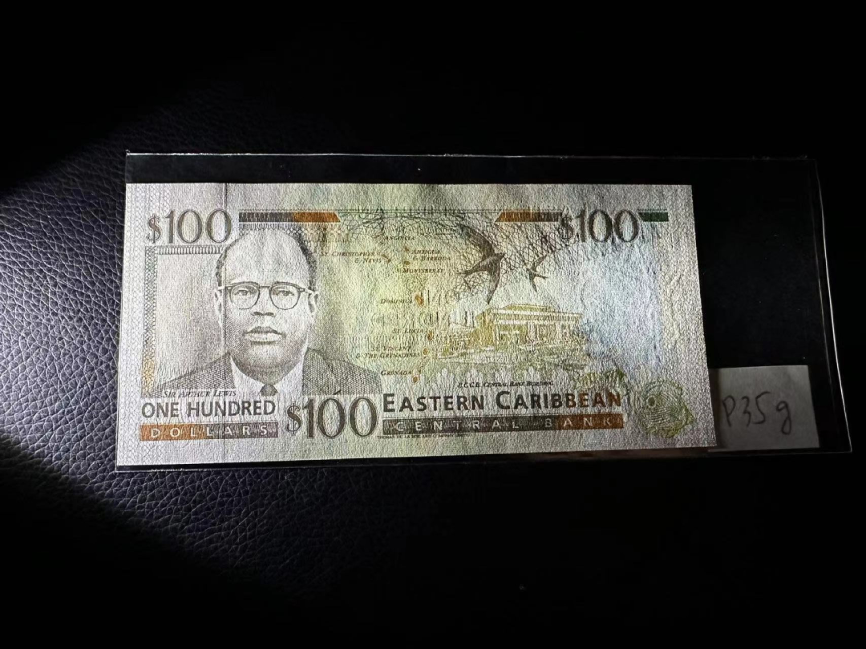 《外钞收藏家》第二百三十期英国女王专场（百慕大与东加勒比） 东加勒比1994年版100元，后缀G（格林纳达）	P35g 全新UNC