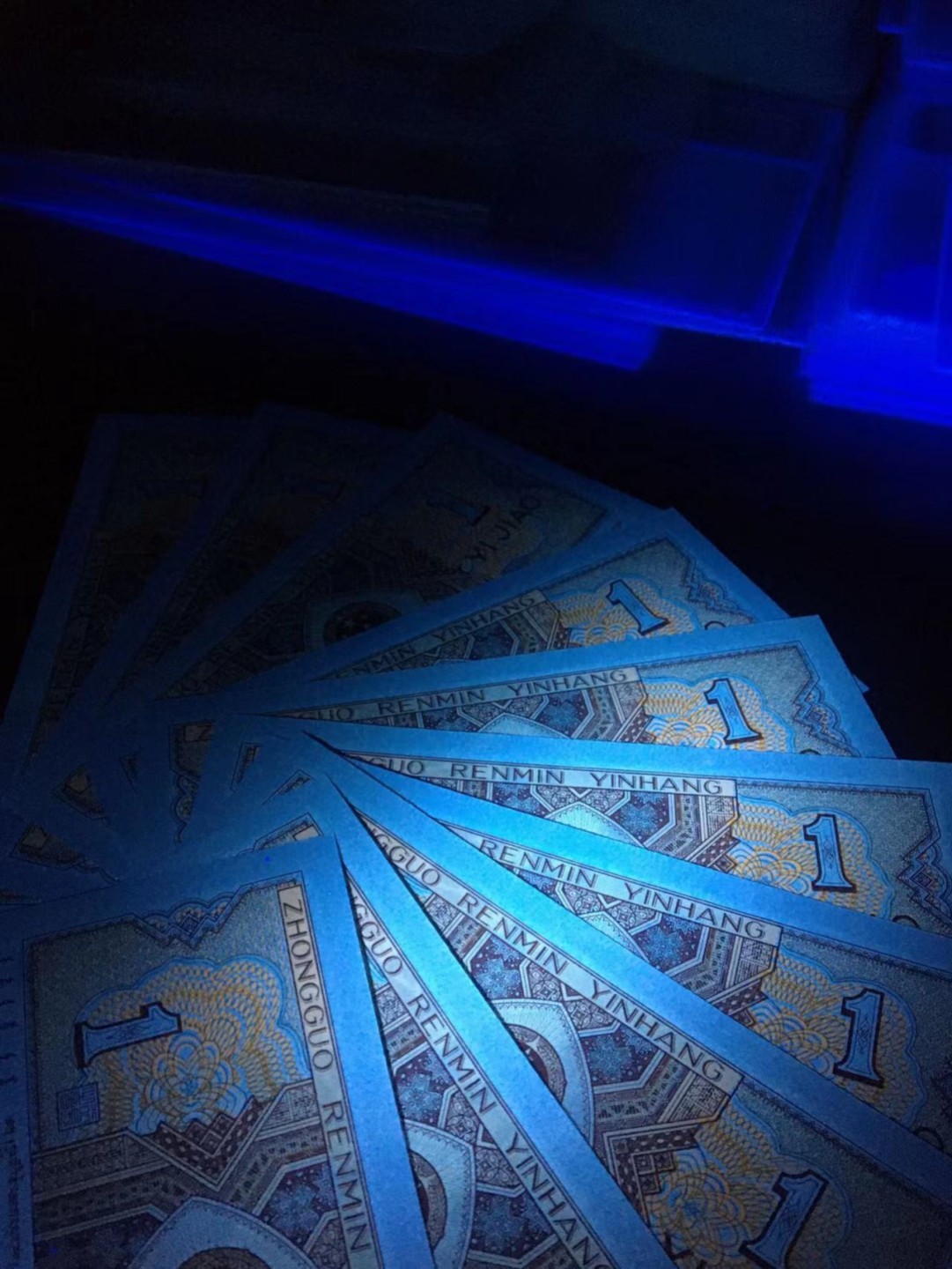 一线荧光币第46期拍场 8001IM顶级双边荧光，IM71151321_30，裸币标十，IM既是两冠的总关门冠，又是两冠荧光币的关门冠，绝品无斑