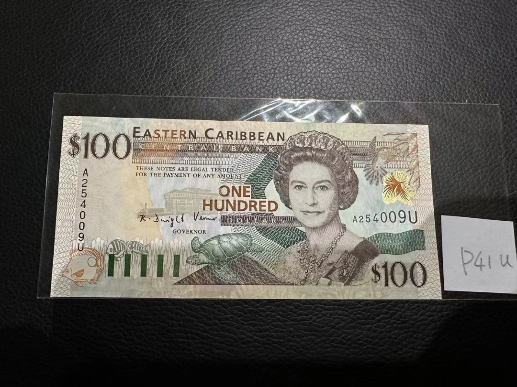 《外钞收藏家》第二百三十期英国女王专场（百慕大与东加勒比） 东加勒比2000年版100元金标，后缀U（安圭拉）	P41u 全新UNC