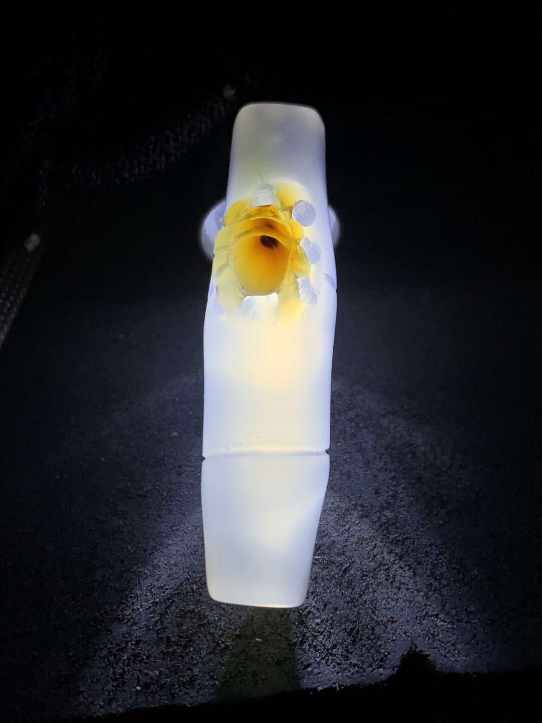 精美手工雕刻天然原皮马达加斯加玛瑙俏色巧雕竹节蜘蛛吊坠(把件)一个，寓意:节节高升，知足常乐