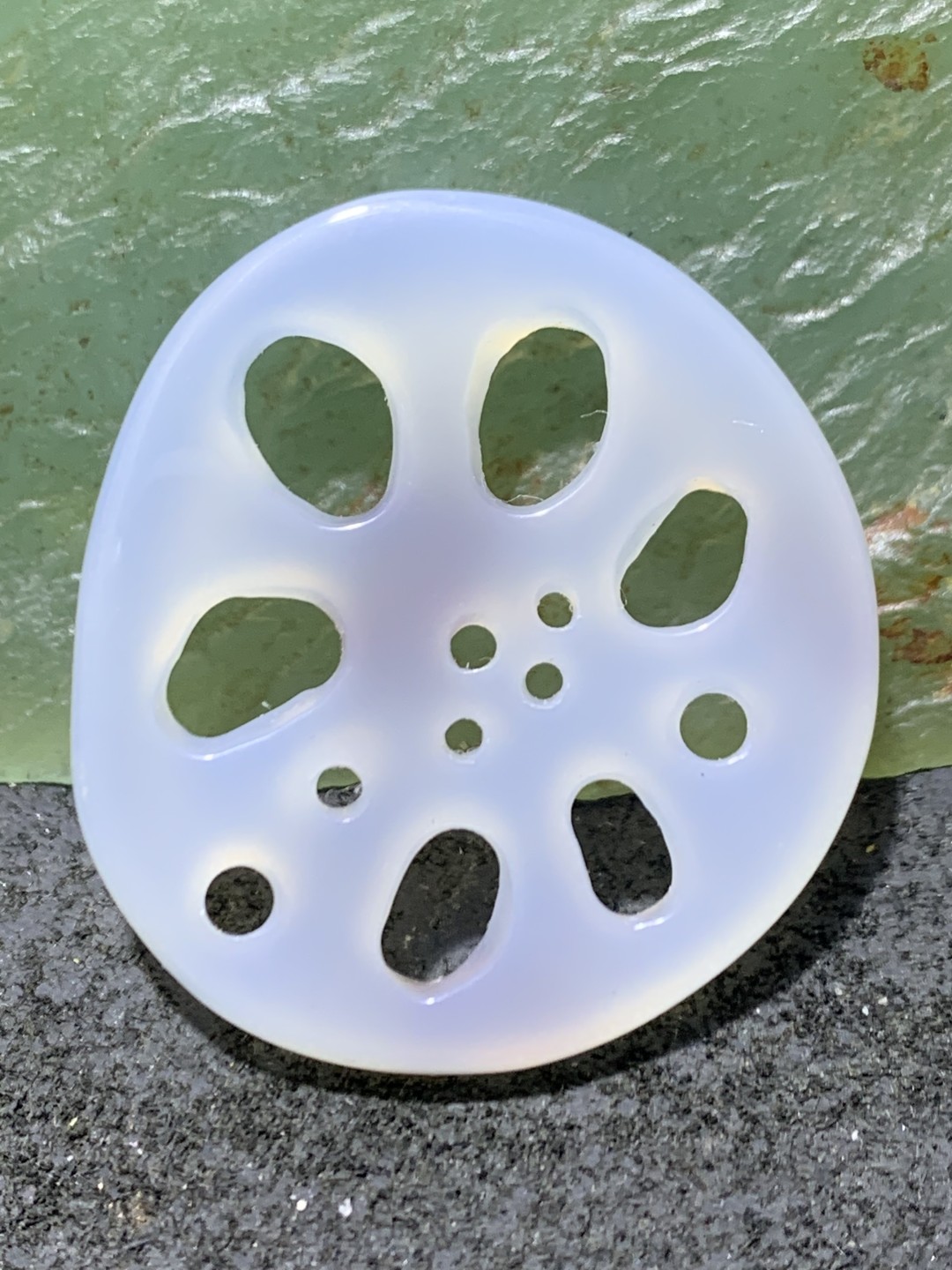 精美冰种俏色马达加斯加海洋玉髓雕刻藕片一个！
