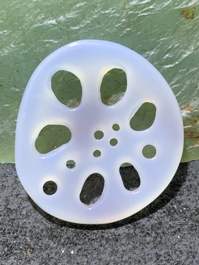 精美冰种俏色马达加斯加海洋玉髓雕刻藕片一个！ - 精美冰种俏色马达加斯加海洋玉髓雕刻藕片一个！