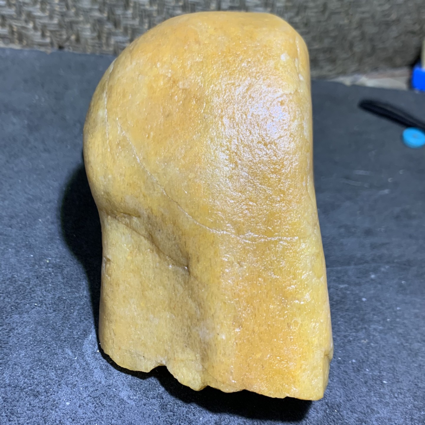精美天然地表金丝玉黄色籽料原石一块，