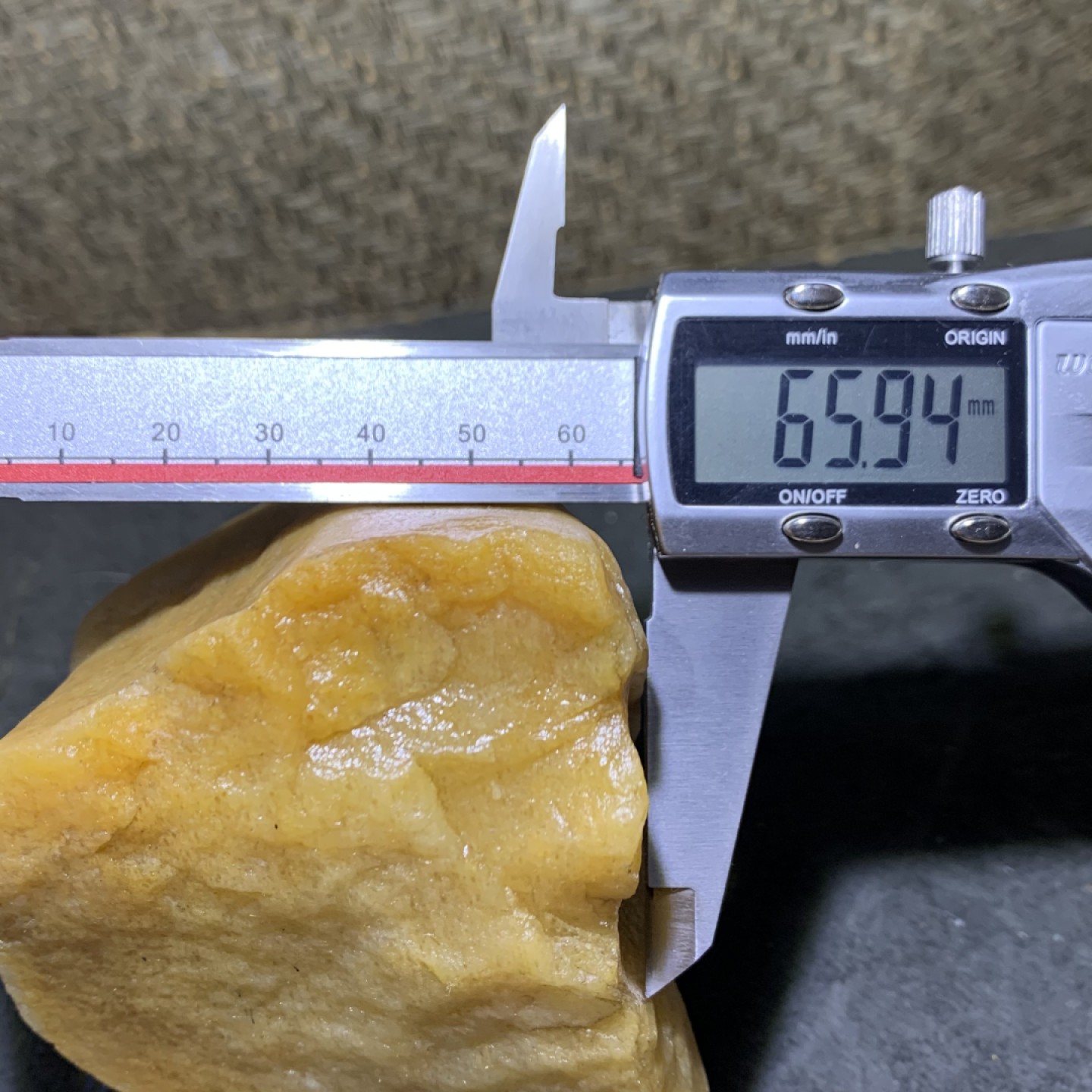 精美天然地表金丝玉黄色籽料原石一块，