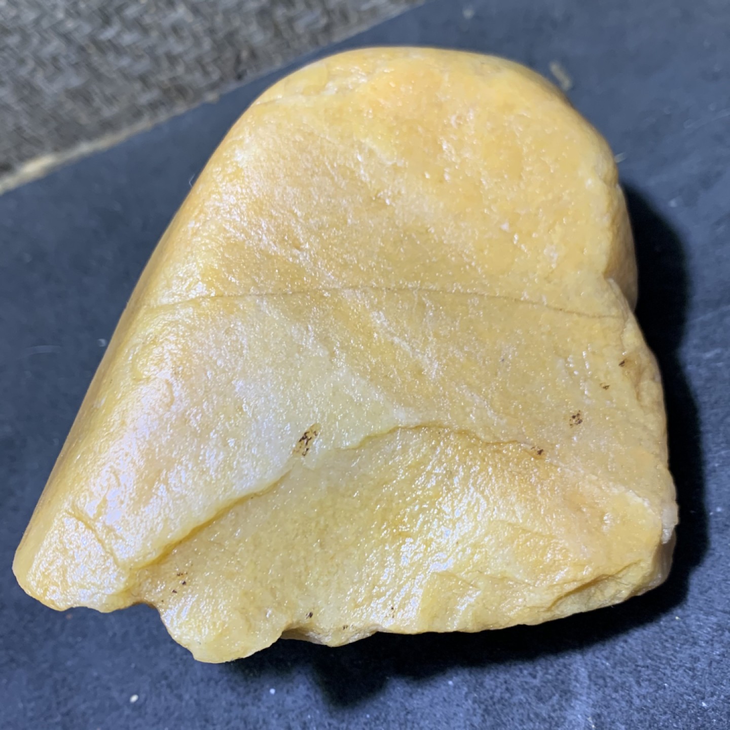 精美天然地表金丝玉黄色籽料原石一块，