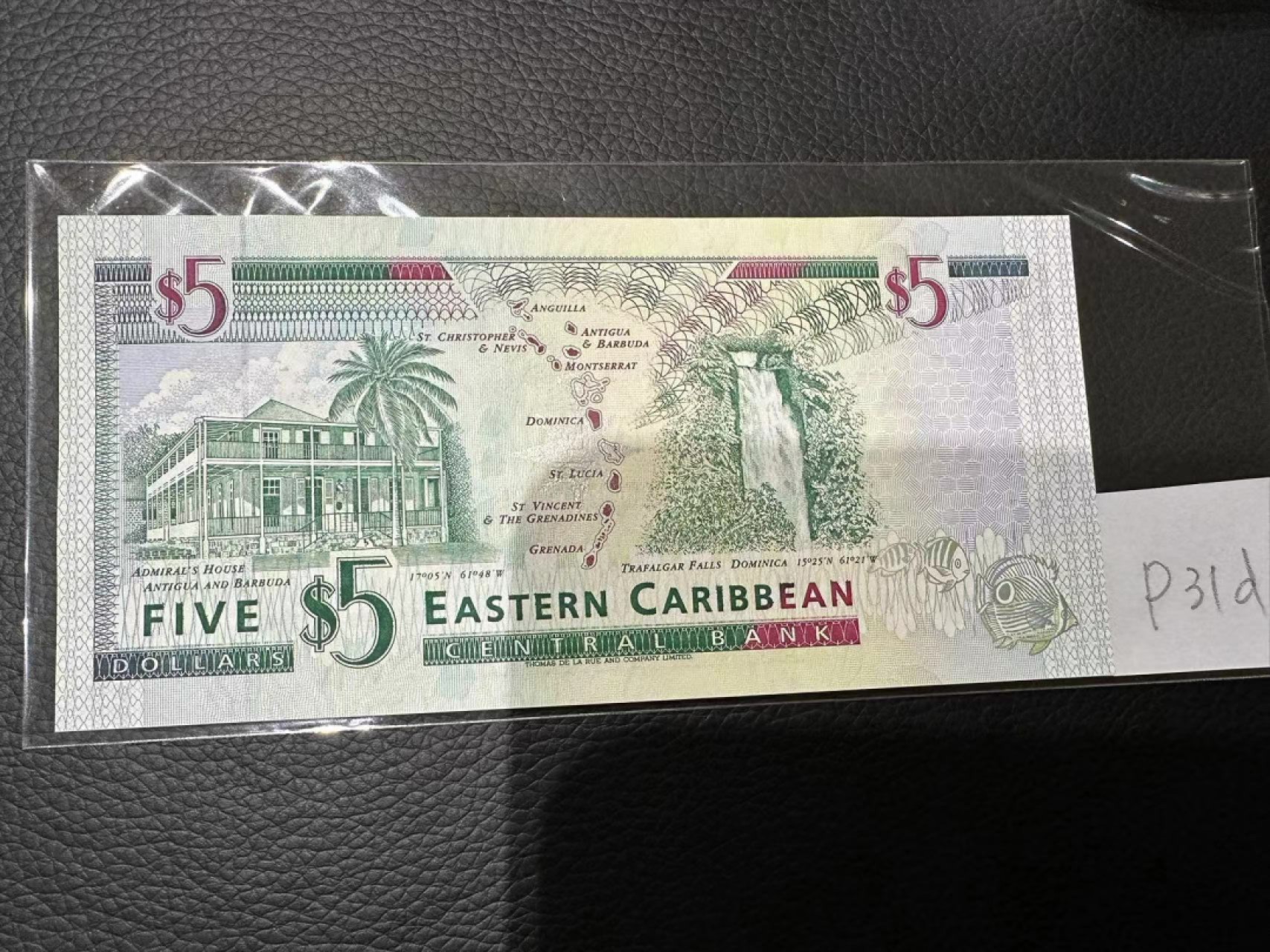 《外钞收藏家》第二百三十期英国女王专场（百慕大与东加勒比） 东加勒比1994年版5元，后缀D（多米尼克）	P31d 全新UNC