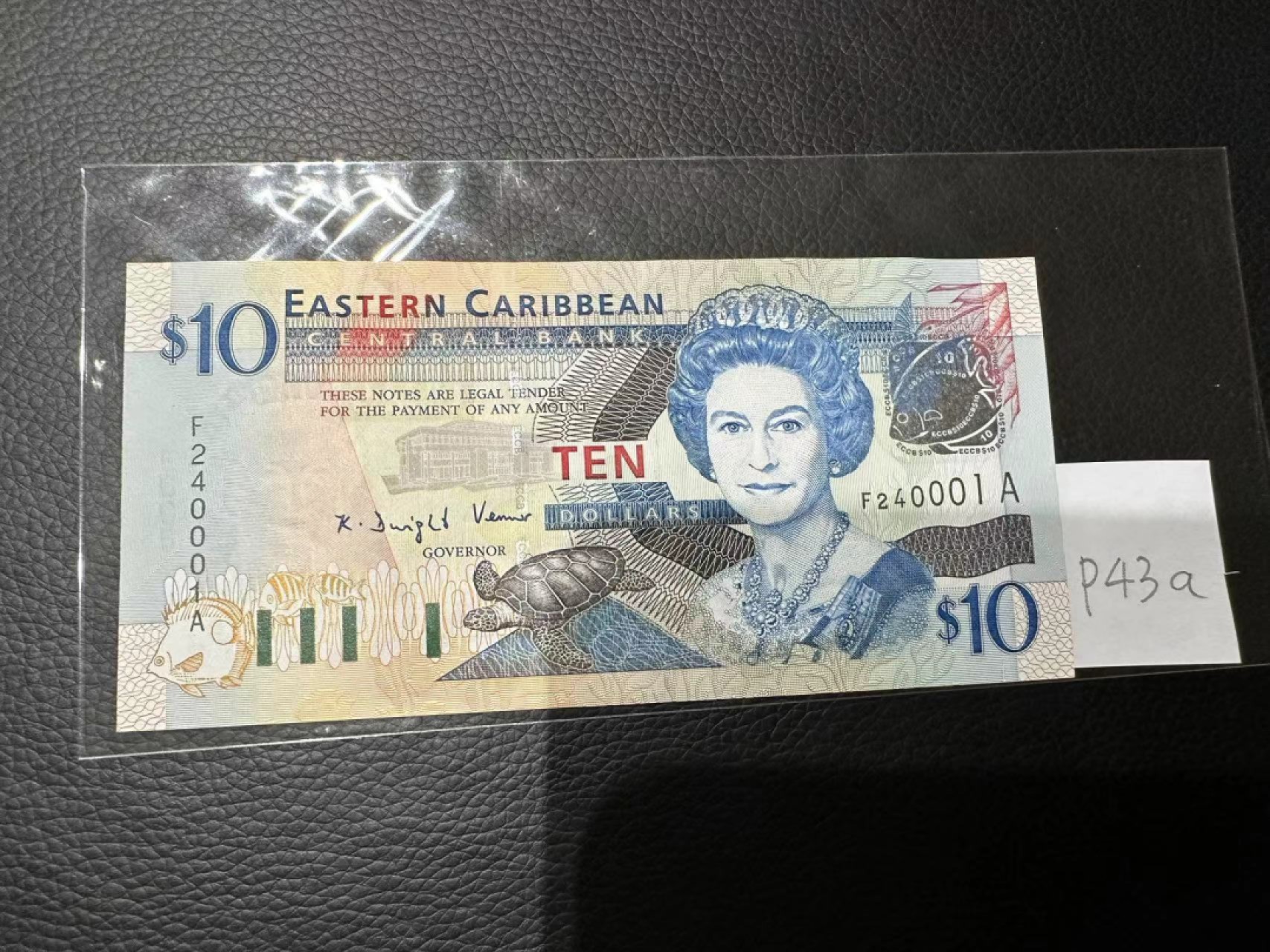 《外钞收藏家》第二百三十期英国女王专场（百慕大与东加勒比） 东加勒比2003年版10元银标，后缀A（安提瓜）	P43a  全新 有一道压痕