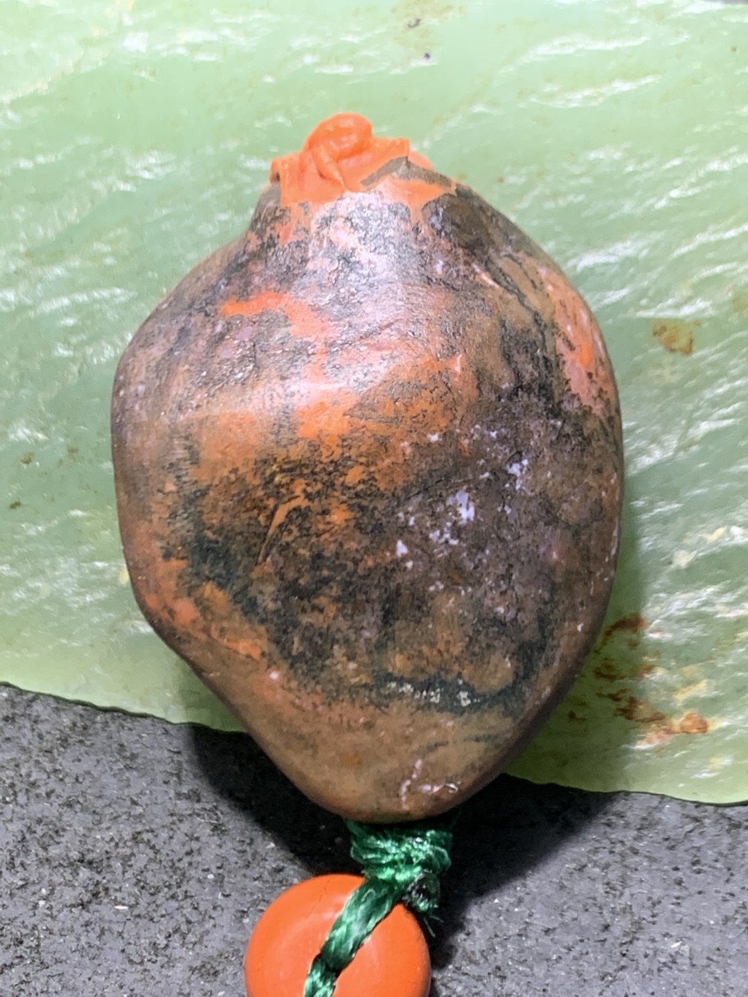 精美南红玛瑙原石原皮手工雕刻蜘蛛把件一个，寓意：（知足常乐）
