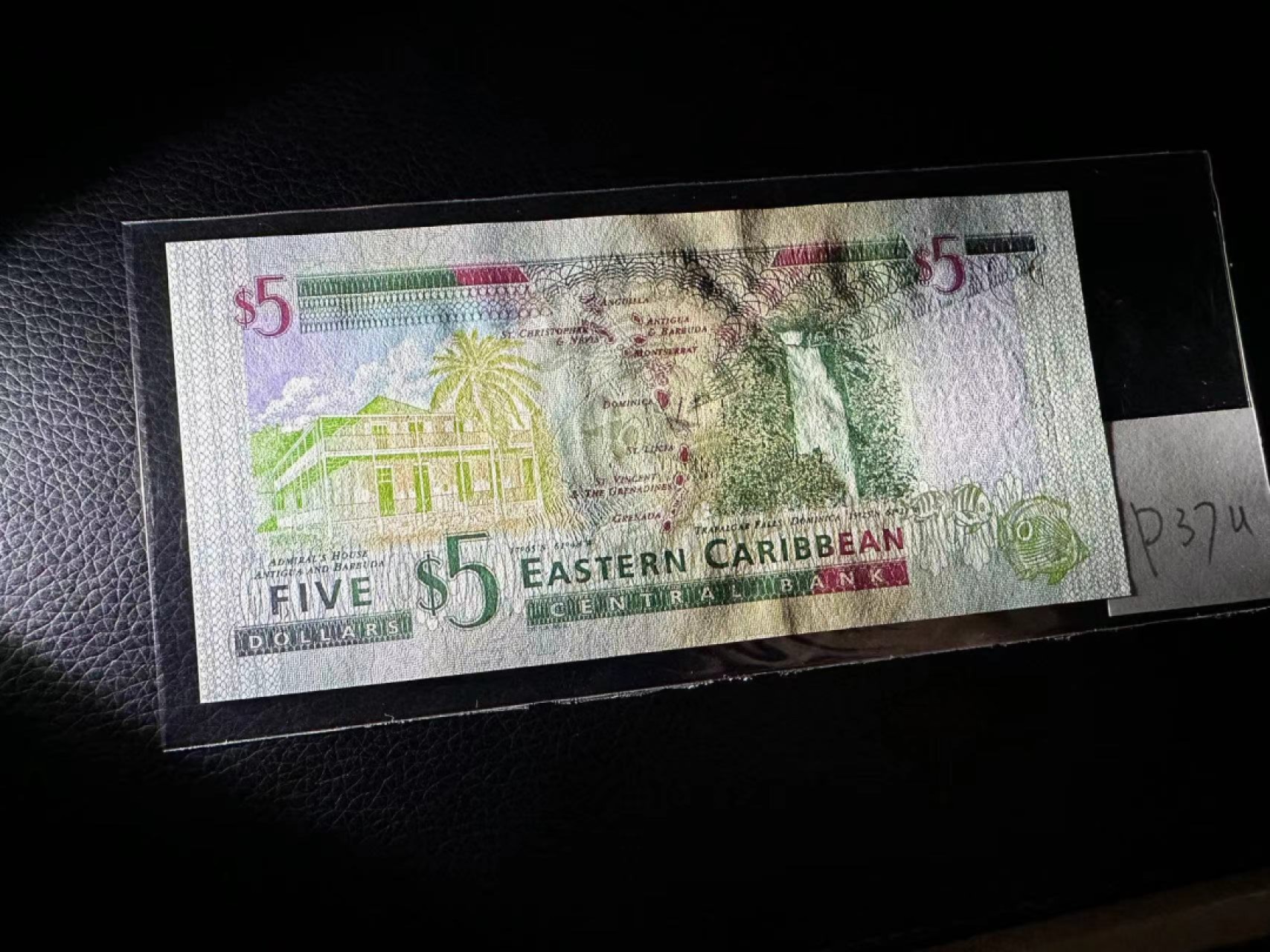 《外钞收藏家》第二百三十期英国女王专场（百慕大与东加勒比） 东加勒比2000年版5元金标，后缀U（安圭拉）	P37u 全新UNC