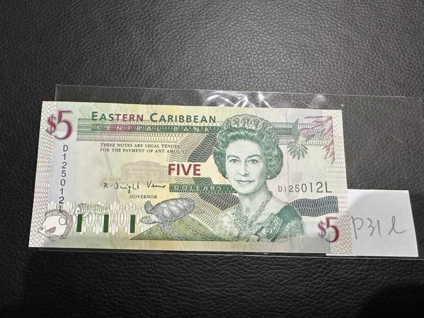 《外钞收藏家》第二百三十期英国女王专场（百慕大与东加勒比） 东加勒比1994年版5元，后缀L（圣卢西亚）	P31l  全新UNC