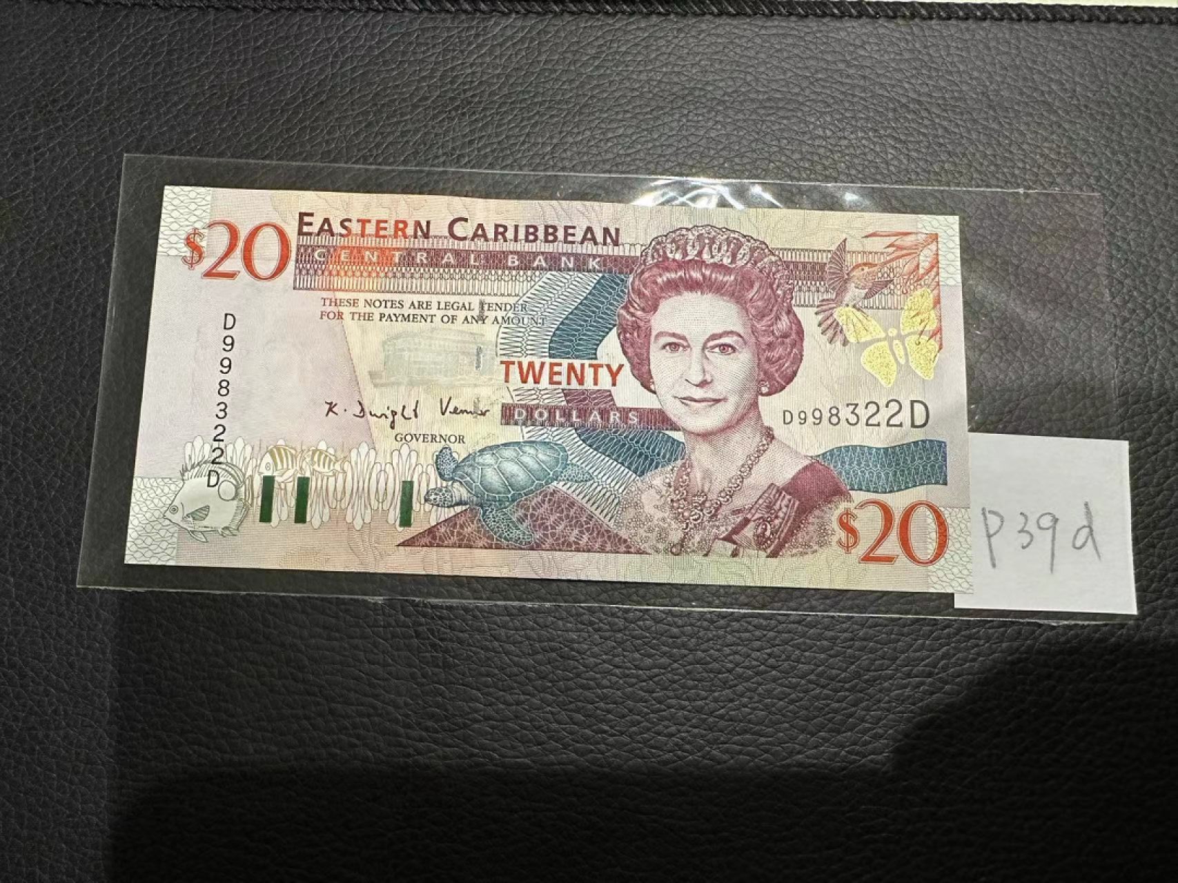 《外钞收藏家》第二百三十期英国女王专场（百慕大与东加勒比） 东加勒比2000年版20元金标，后缀D（多米尼克）	P39d 全新UNC