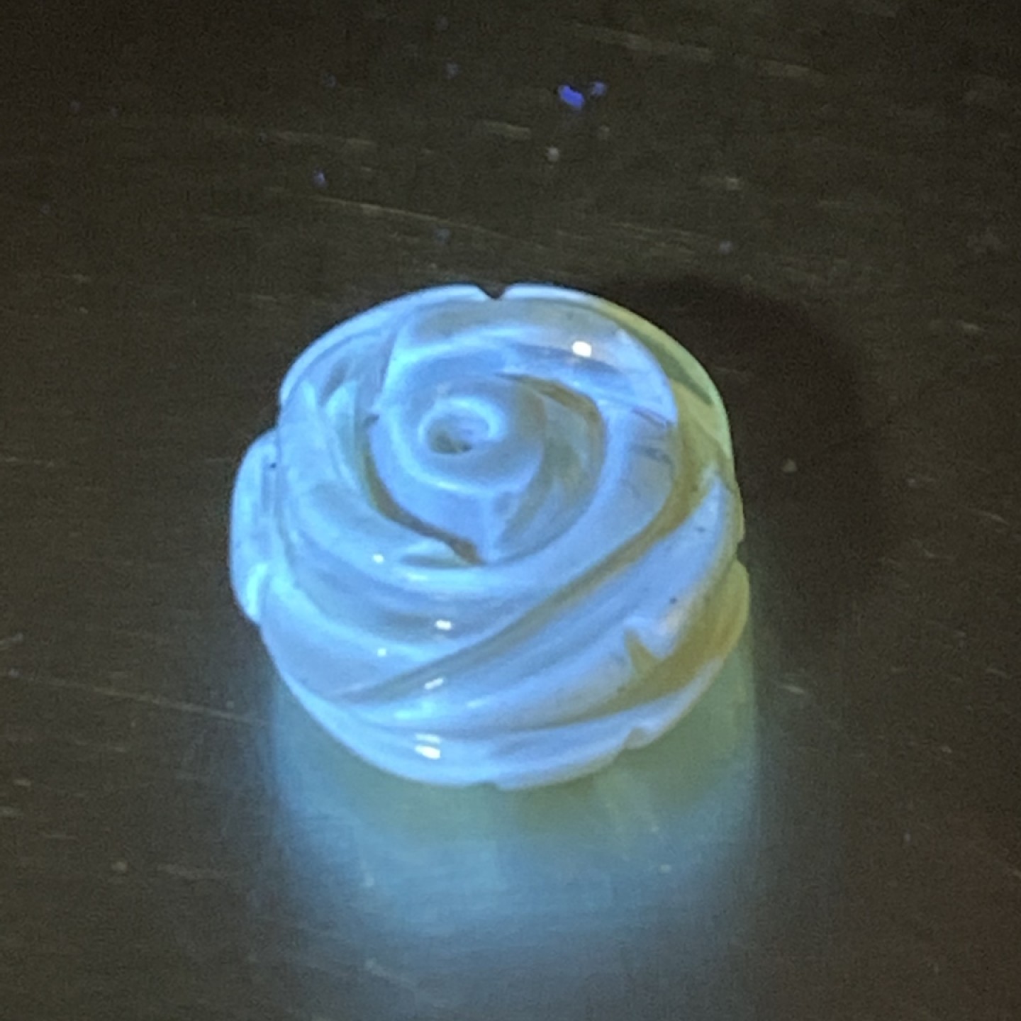 精美天然俄料蜜蜡雕刻玫瑰花戒面一个，