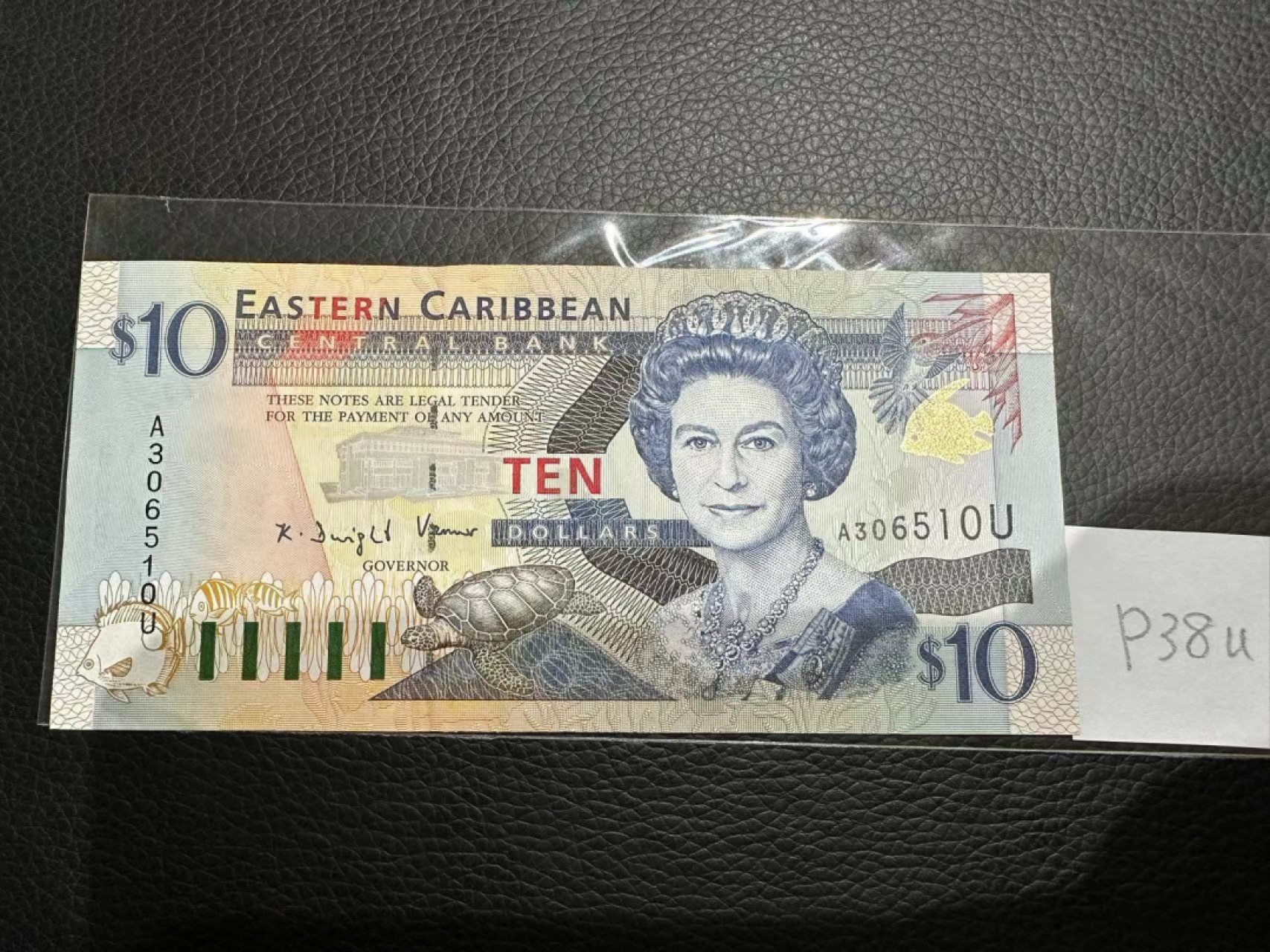 《外钞收藏家》第二百三十期英国女王专场（百慕大与东加勒比） 东加勒比2000年版10元金标，后缀U（安圭拉）	P38u 全新UNC