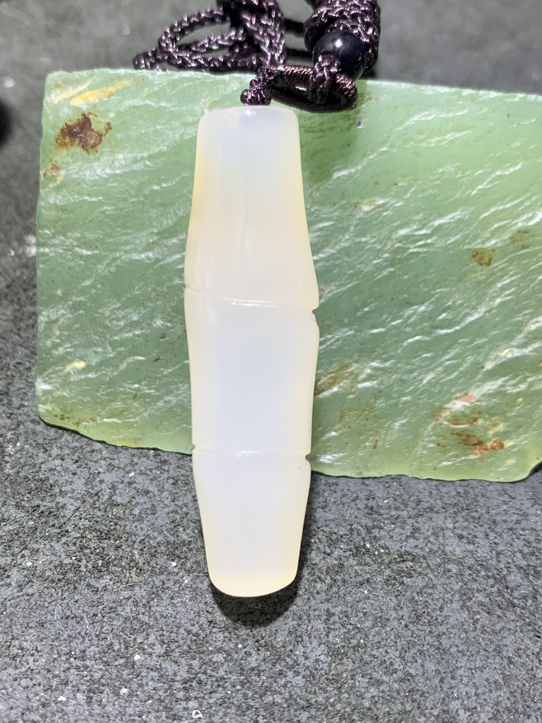 精美手工雕刻天然原皮马达加斯加玛瑙俏色巧雕竹节蜘蛛吊坠(把件)一个，寓意:节节高升，知足常乐
