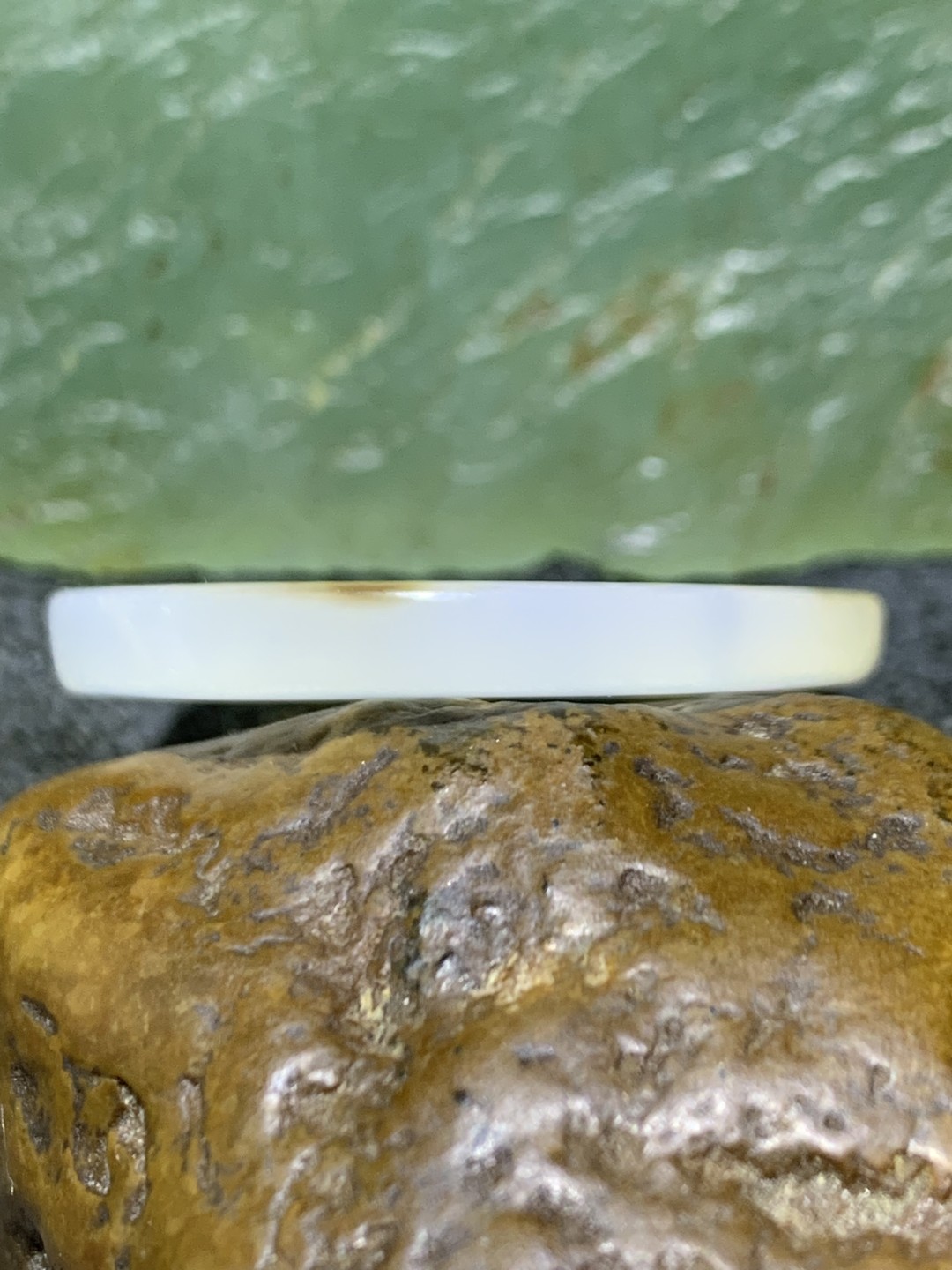 精美冰种俏色马达加斯加海洋玉髓雕刻藕片一个！