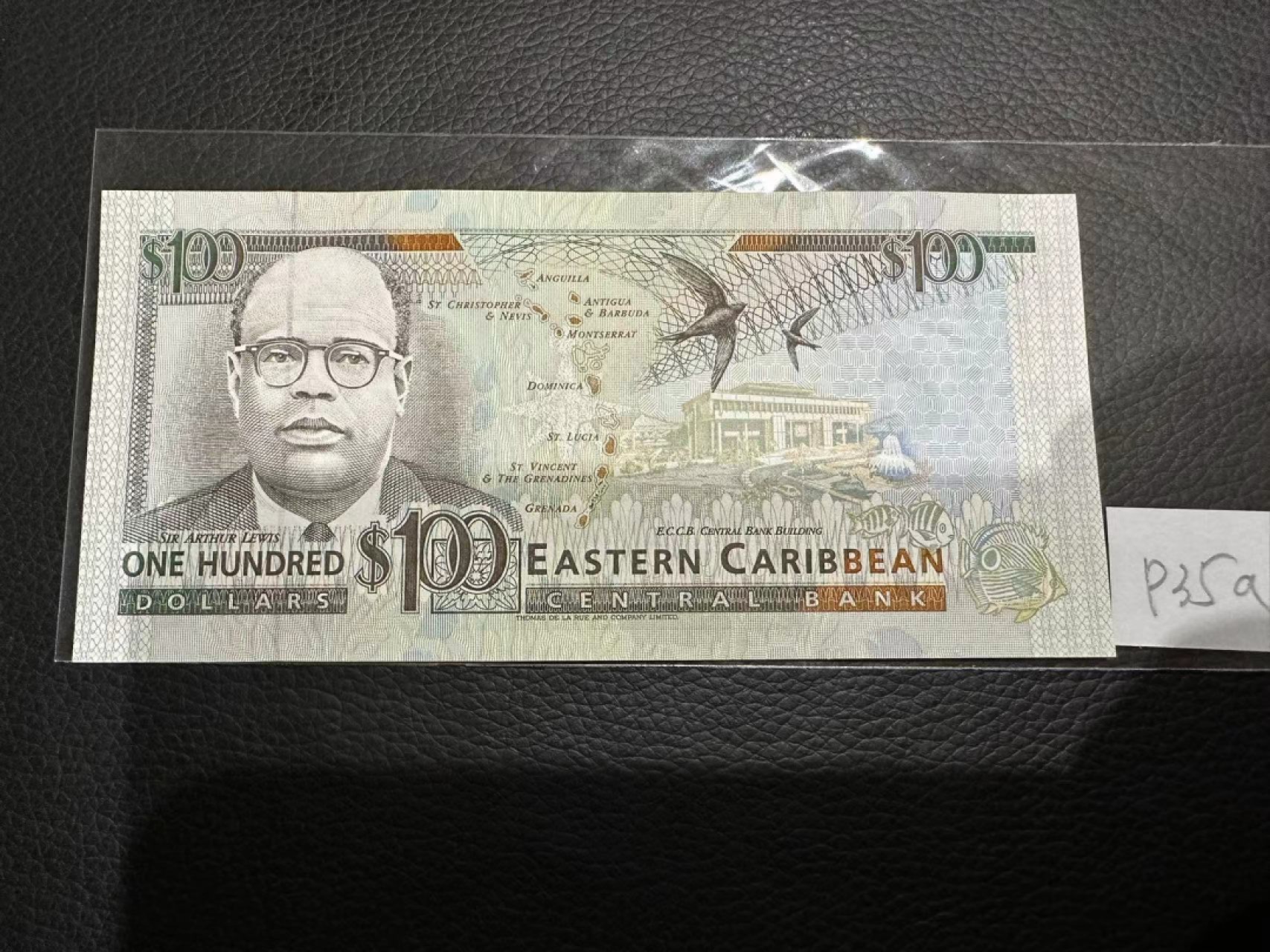 《外钞收藏家》第二百三十期英国女王专场（百慕大与东加勒比） 东加勒比1994年版100元，后缀A（安提瓜）	P35a 全新UNC