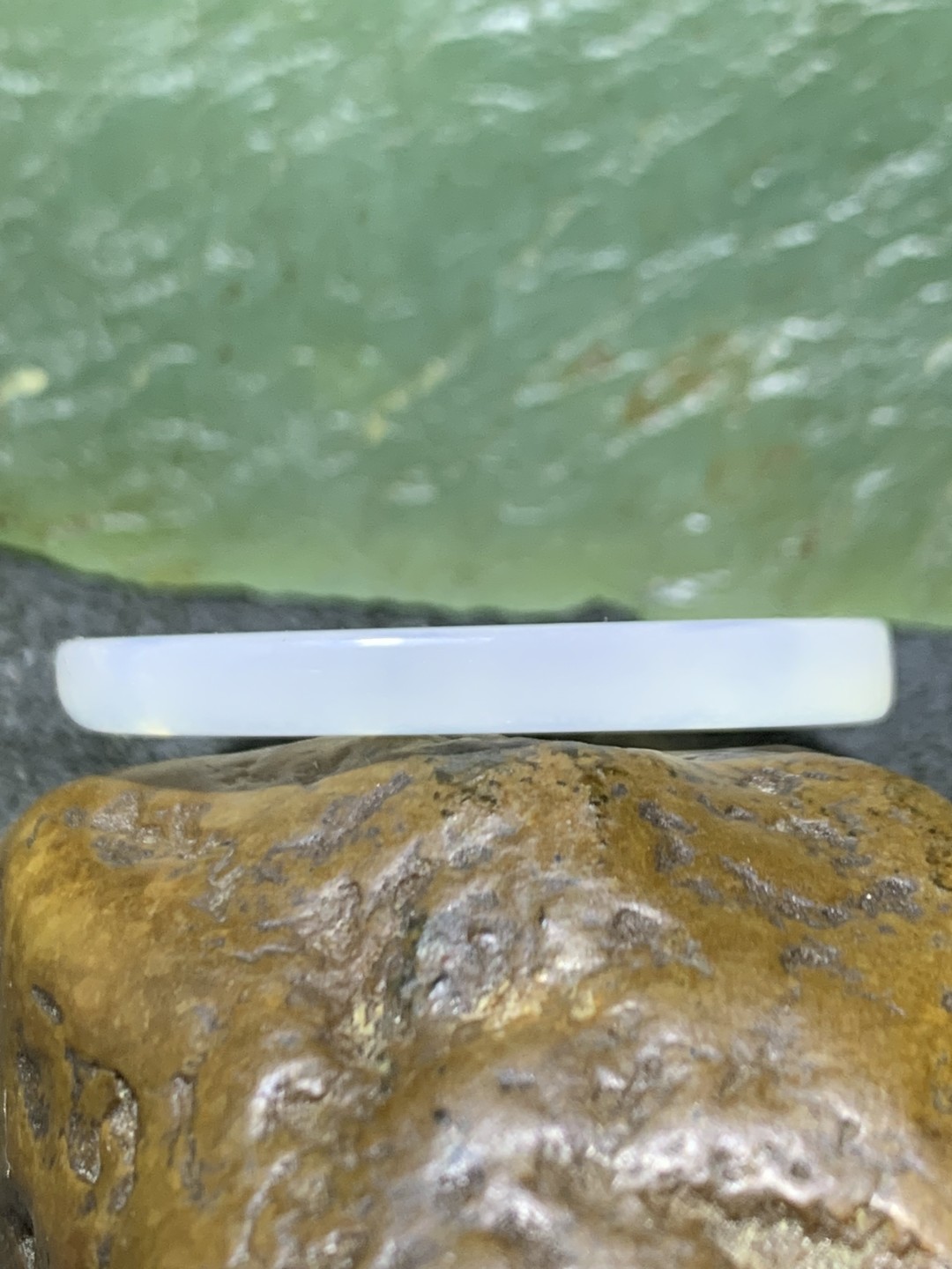 精美冰种俏色马达加斯加海洋玉髓雕刻藕片一个！