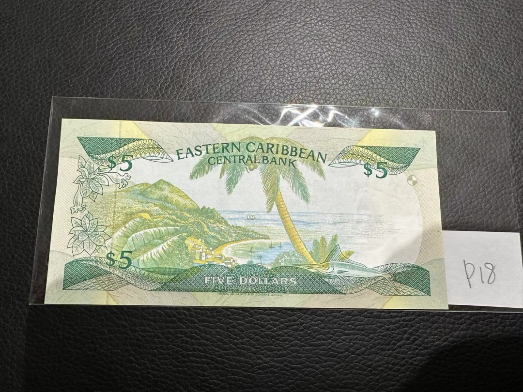 《外钞收藏家》第二百三十期英国女王专场（百慕大与东加勒比） 东加勒比中央银行第一版5元，后缀K（圣基茨）	P18 全新UNC