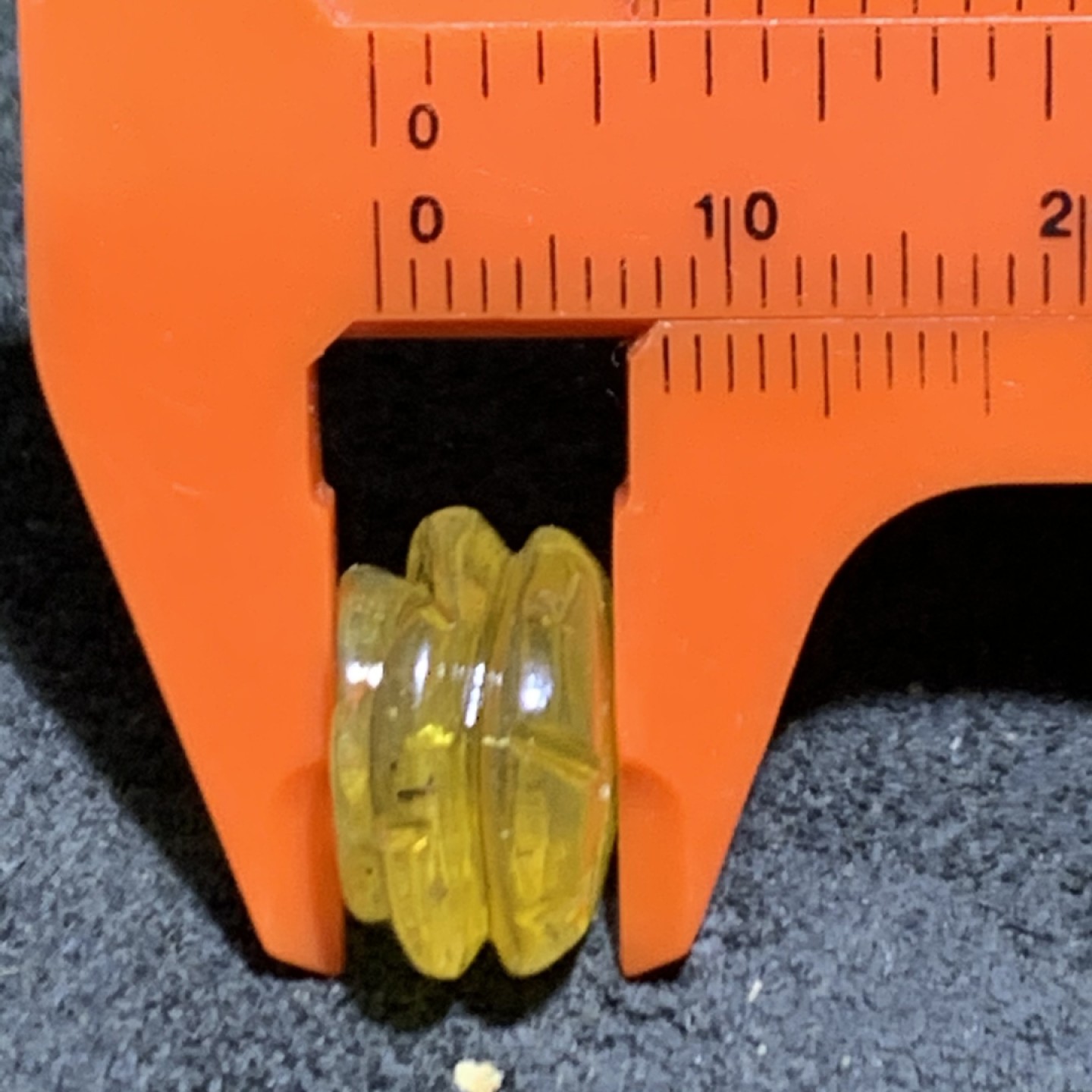 精美天然俄料蜜蜡雕刻玫瑰花戒面一个，