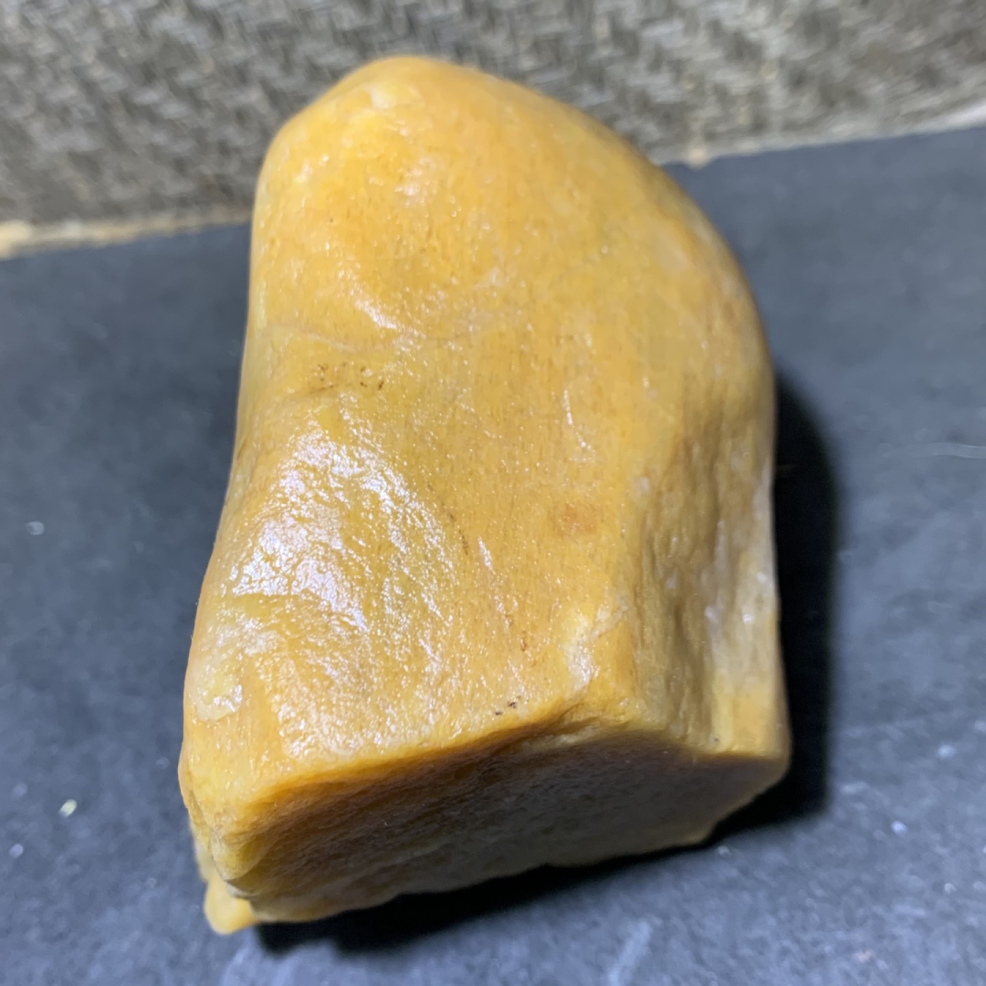 精美天然地表金丝玉黄色籽料原石一块，