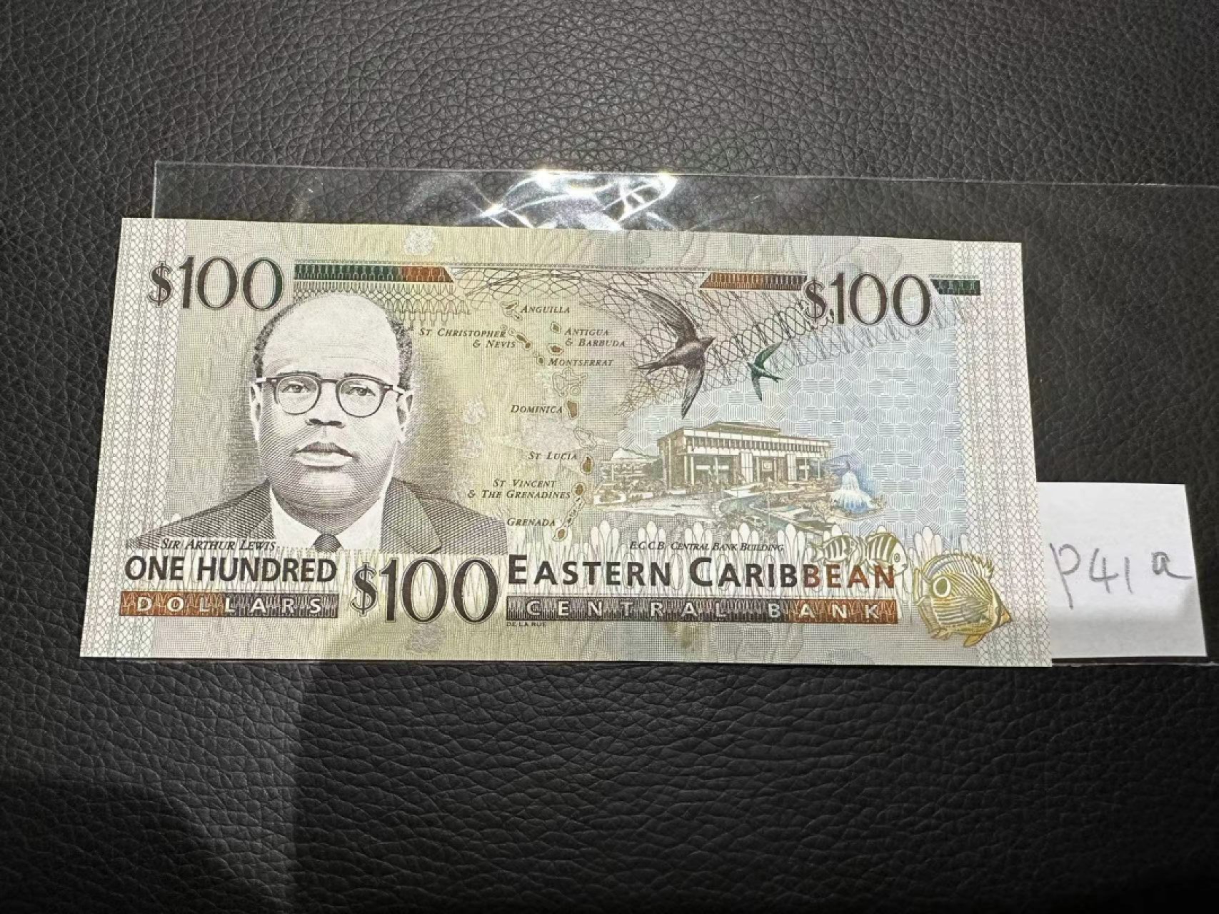 《外钞收藏家》第二百三十期英国女王专场（百慕大与东加勒比） 东加勒比2000年版100元金标，后缀A（安提瓜）	P41a 全新 有一个黄斑