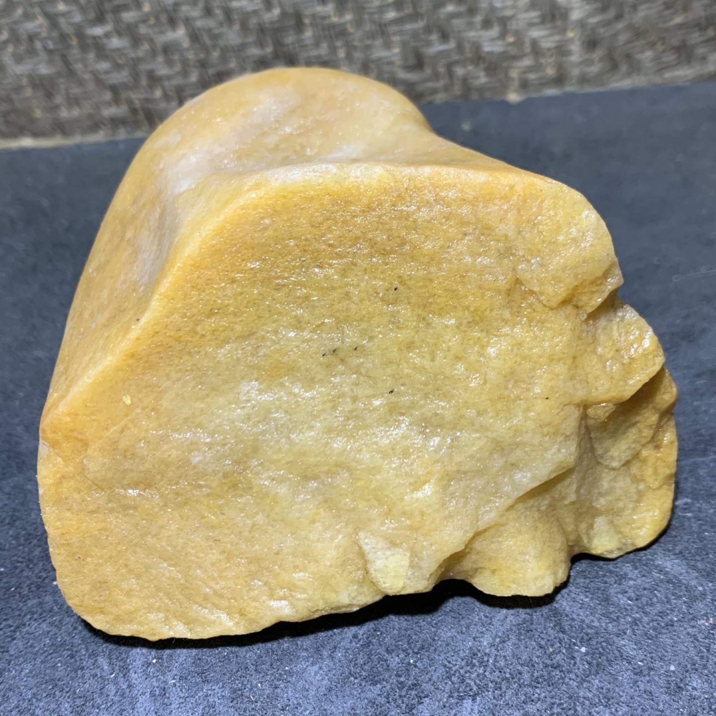 精美天然地表金丝玉黄色籽料原石一块，