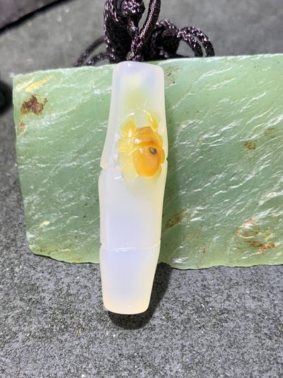 精美手工雕刻天然原皮马达加斯加玛瑙俏色巧雕竹节蜘蛛吊坠(把件)一个，寓意:节节高升，知足常乐 - 精美手工雕刻天然原皮马达加斯加玛瑙俏色巧雕竹节蜘蛛吊坠(把件)一个，寓意:节节高升，知足常乐