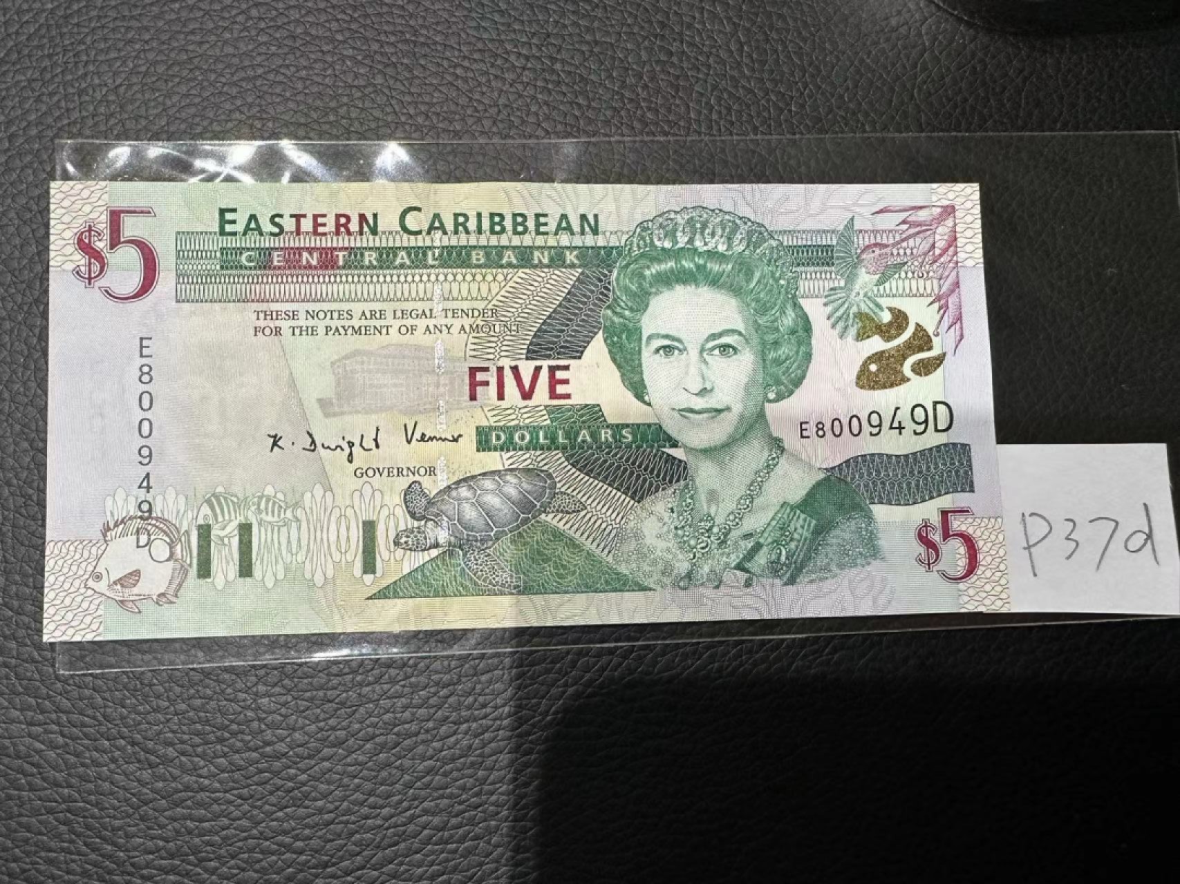 《外钞收藏家》第二百三十期英国女王专场（百慕大与东加勒比） 东加勒比2000年版5元金标，后缀D（多米尼克）	P37d 全新UNC