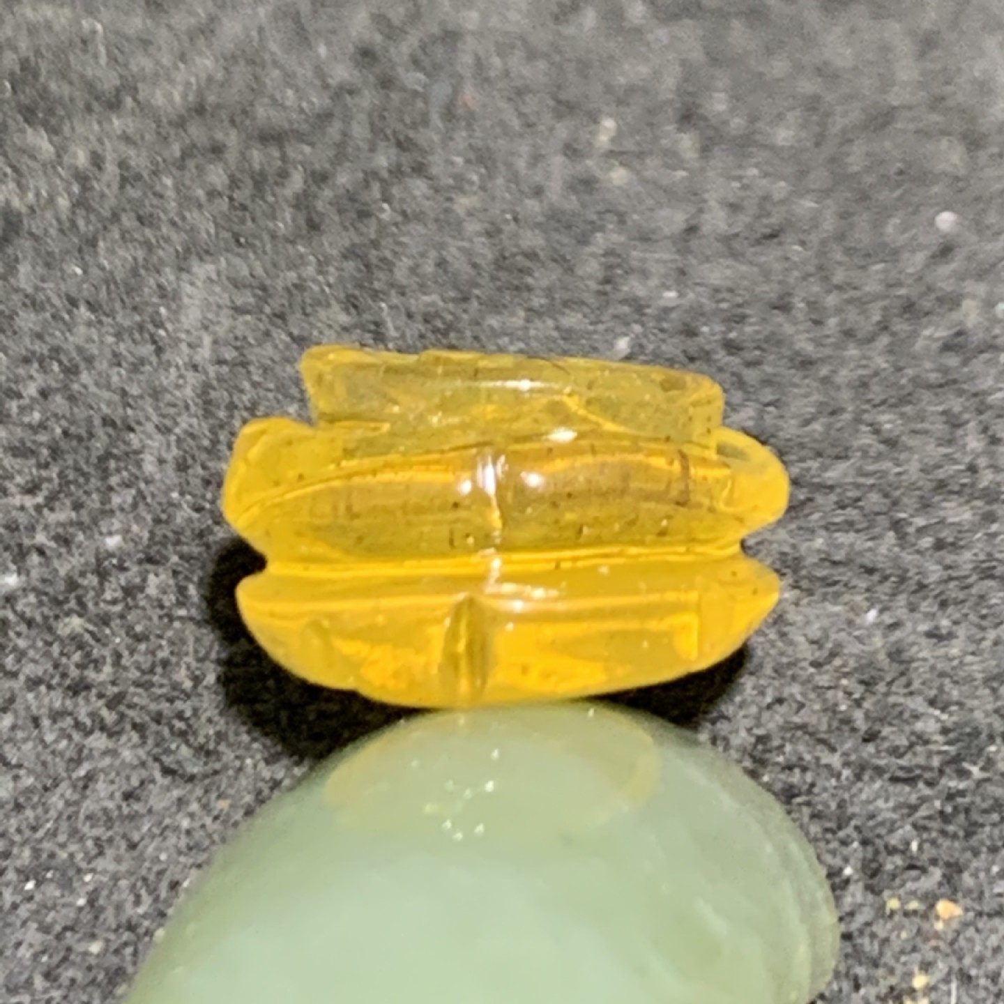 精美天然俄料蜜蜡雕刻玫瑰花戒面一个，