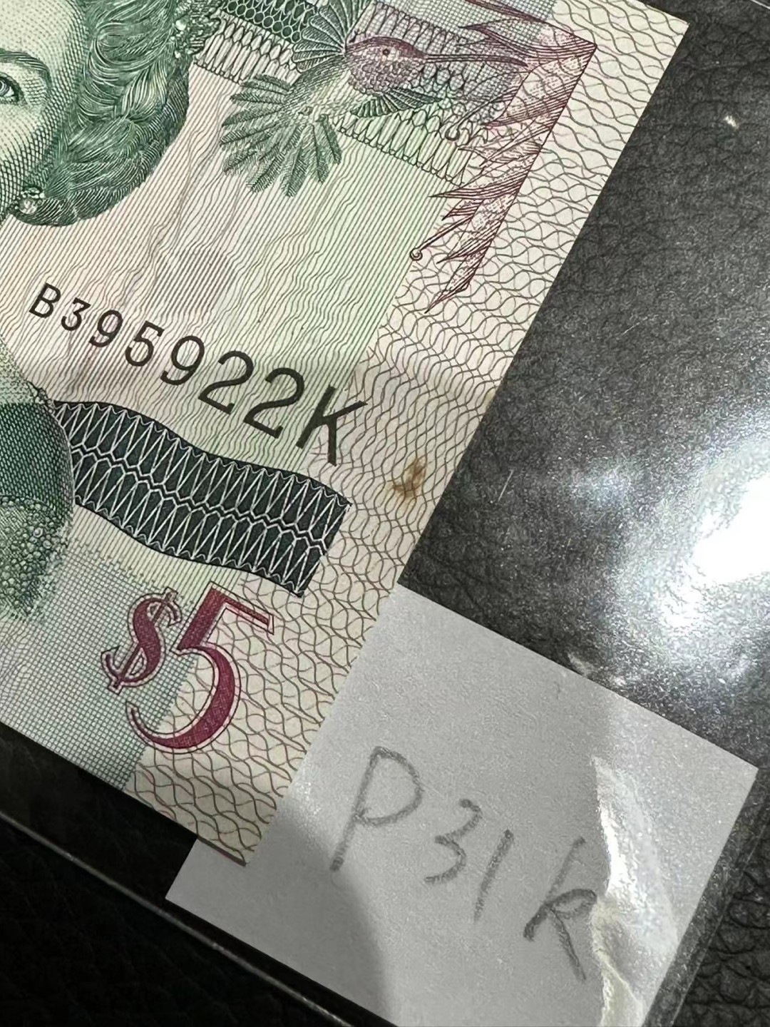 《外钞收藏家》第二百三十期英国女王专场（百慕大与东加勒比） 东加勒比1994年版5元，后缀K（圣基茨）	P31k	全新 右边有黄