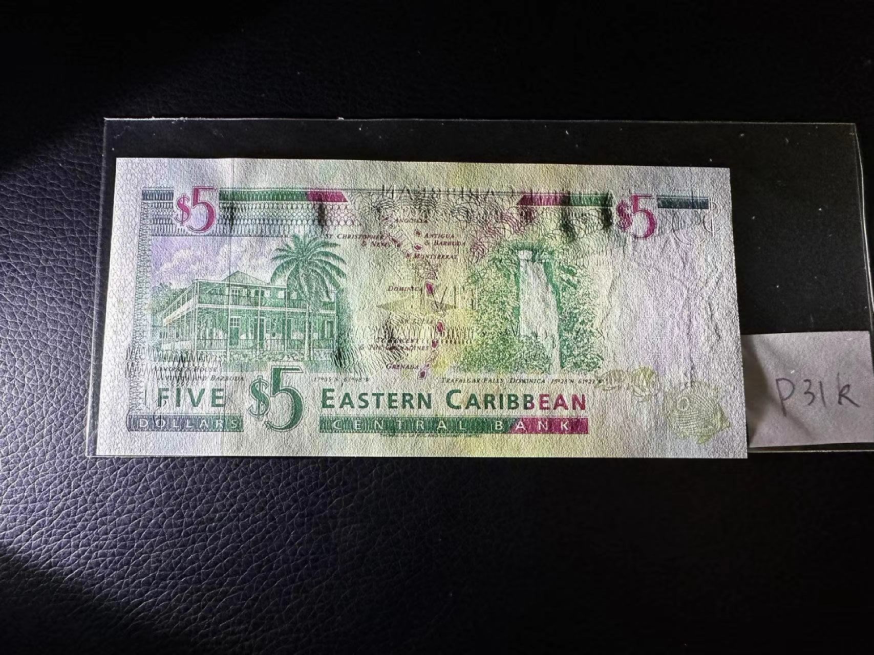 《外钞收藏家》第二百三十期英国女王专场（百慕大与东加勒比） 东加勒比1994年版5元，后缀K（圣基茨）	P31k	全新 右边有黄