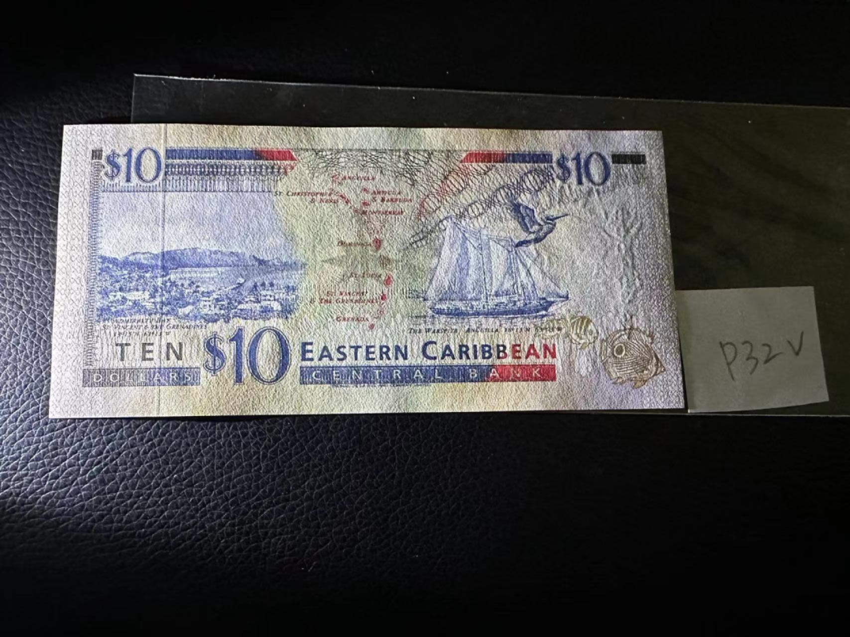 《外钞收藏家》第二百三十期英国女王专场（百慕大与东加勒比） 东加勒比1994年版10元，后缀V（圣文森特）	P32v 全新UNC