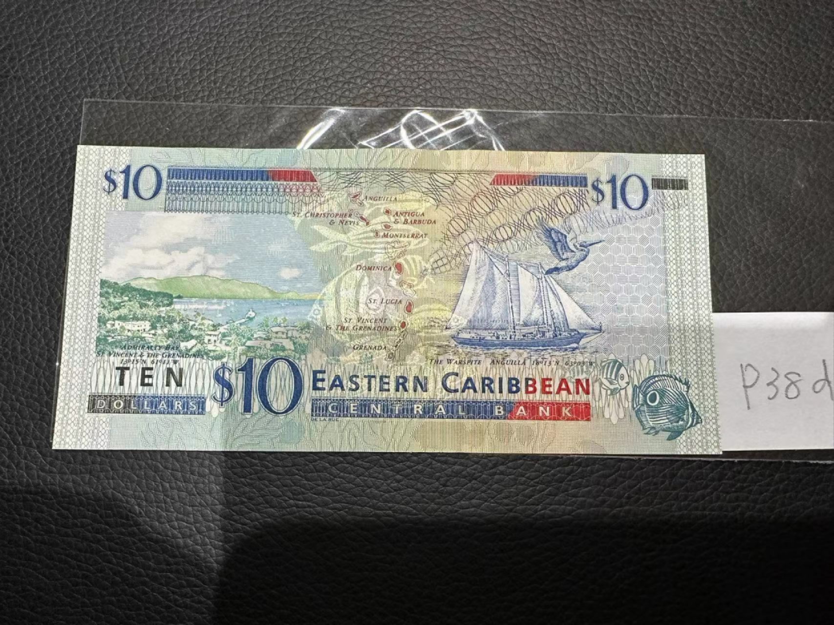 《外钞收藏家》第二百三十期英国女王专场（百慕大与东加勒比）  东加勒比2000年版10元金标，后缀D（多米尼克）	P38d 全新UNC