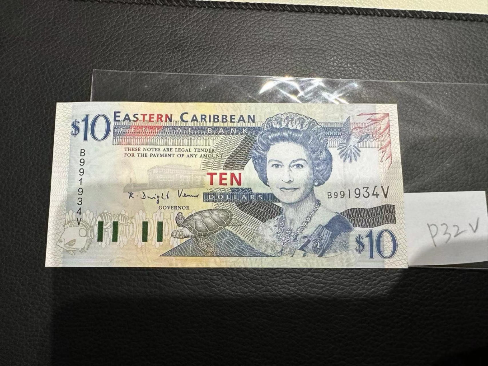 《外钞收藏家》第二百三十期英国女王专场（百慕大与东加勒比） 东加勒比1994年版10元，后缀V（圣文森特）	P32v 全新UNC