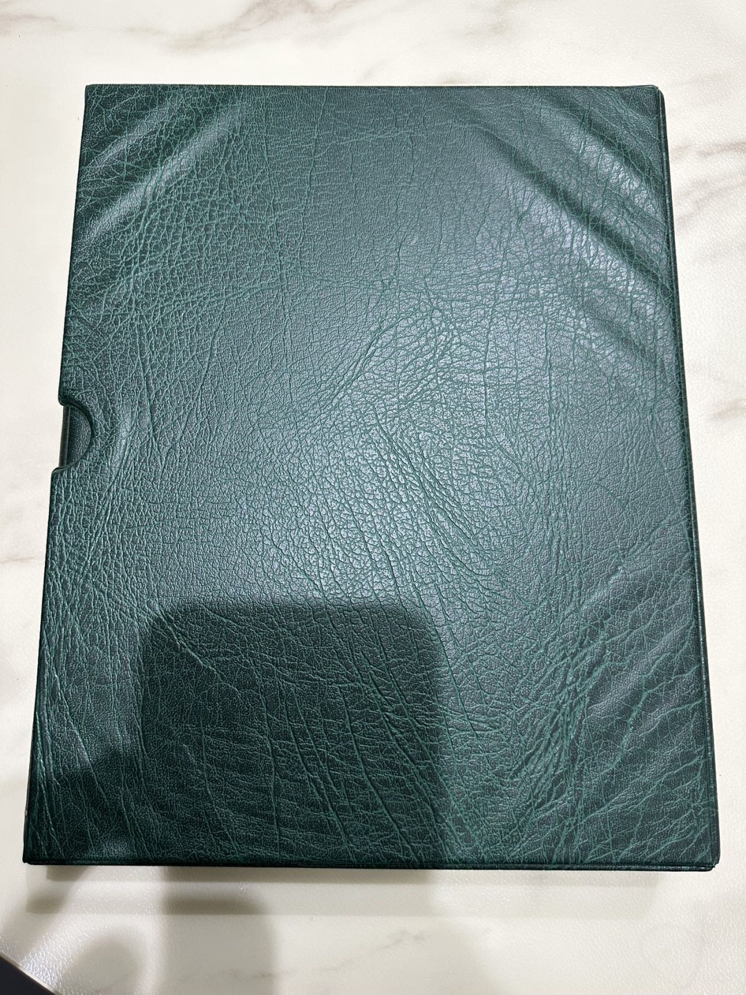 《外钞收藏家》第二百三十期英国女王专场（百慕大与东加勒比） 德国绿色灯塔收藏册，带3格透明内页和黑色分隔页（30页+31页），二手