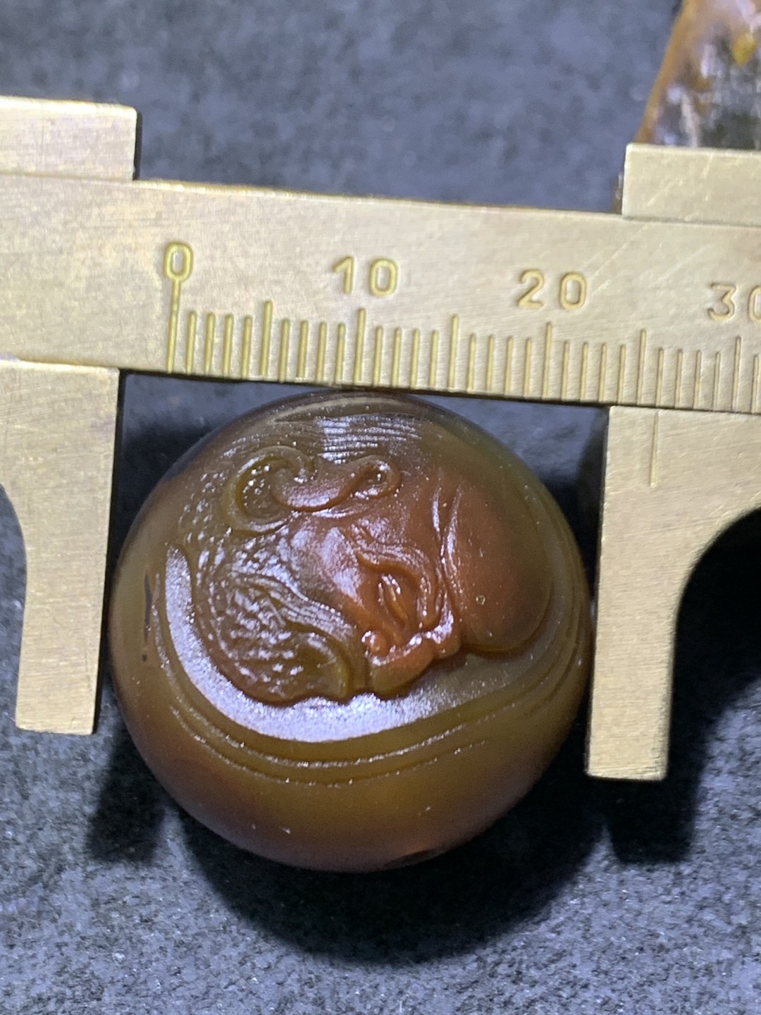 精美冰飘亚光战国红玛瑙手工雕刻达摩祖师圆珠一个，