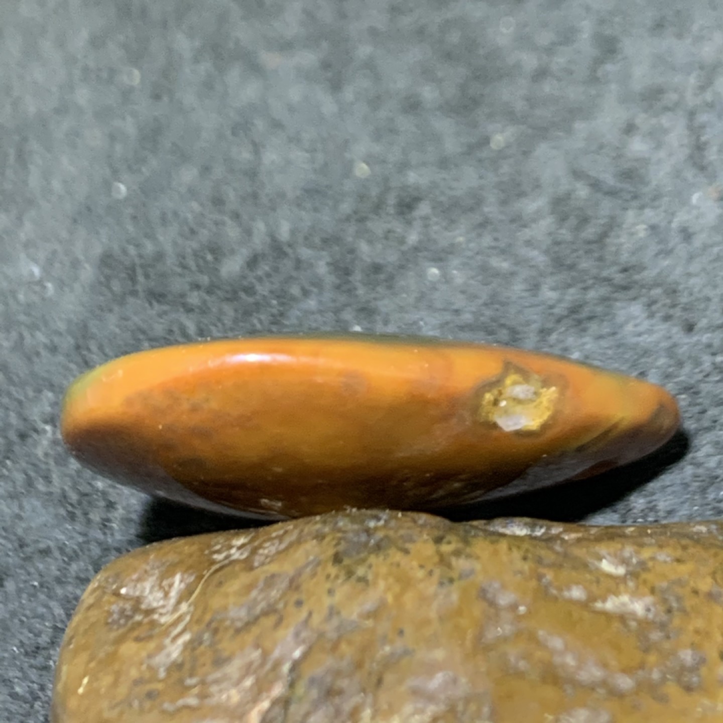 精美战国红玛瑙冰飘水滴型一个