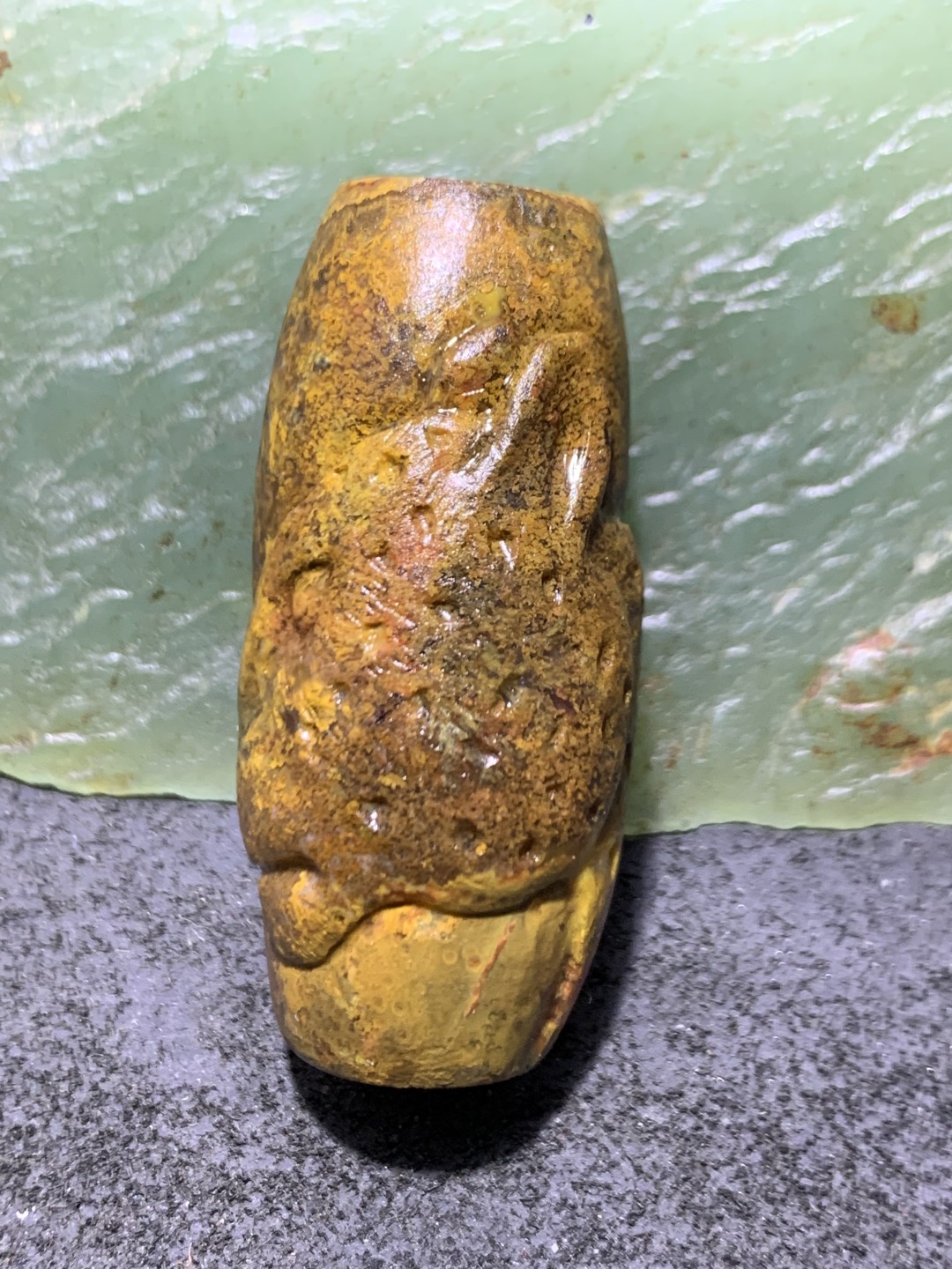 精美原皮亚光战国红玛瑙手工俏色巧雕金钱豹大桶珠一个，