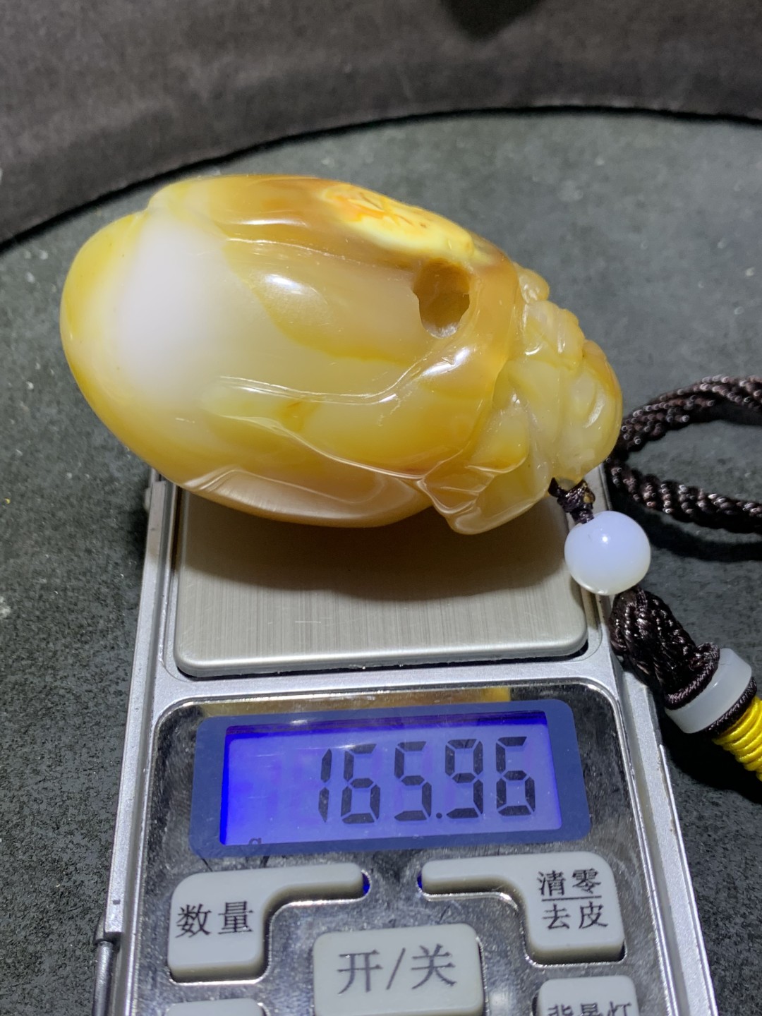 重器天然马达加斯加原皮高玉化玛瑙手工镂空圆雕如意招财金蟾把件一个，