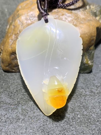 精美手工雕刻天然原皮马达加斯加玛瑙俏色巧雕树叶蜘蛛吊坠(把件)一个 - 精美手工雕刻天然原皮马达加斯加玛瑙俏色巧雕树叶蜘蛛吊坠(把件)一个