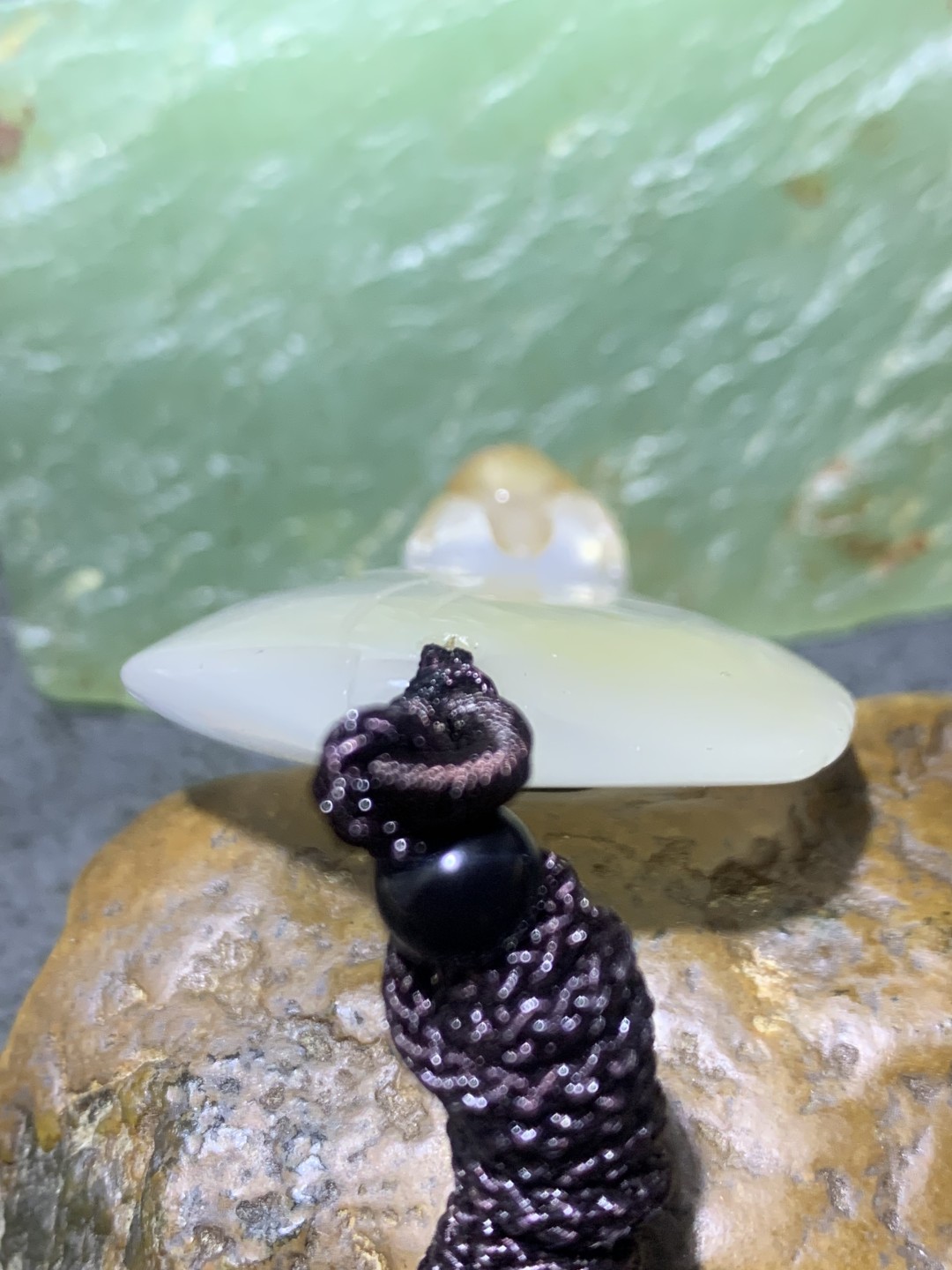 精美手工雕刻天然原皮马达加斯加玛瑙俏色巧雕树叶蜘蛛吊坠(把件)一个