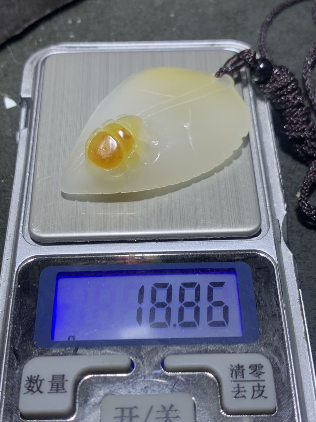 精美手工雕刻天然原皮马达加斯加玛瑙俏色巧雕树叶蜘蛛吊坠(把件)一个