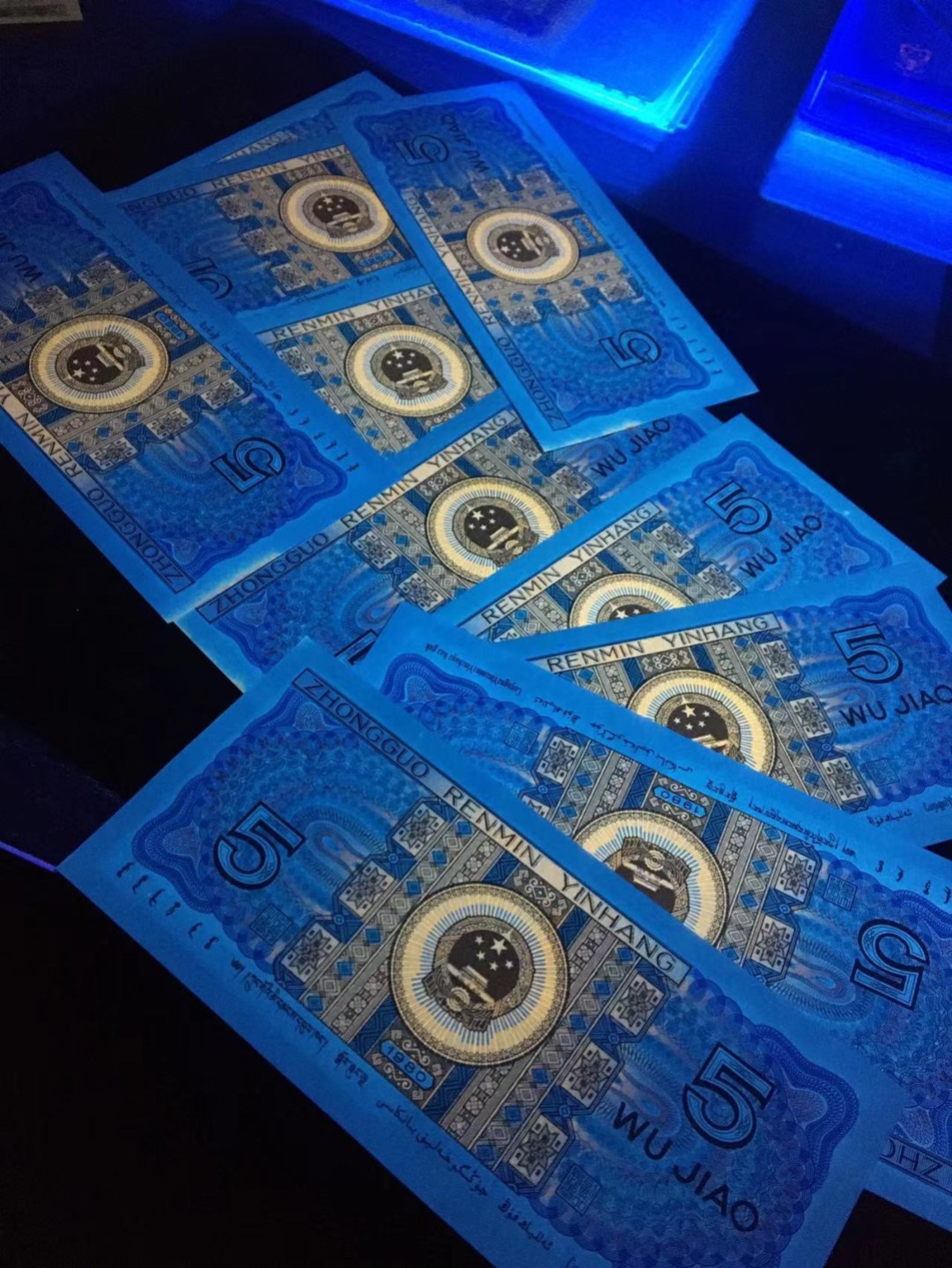 一线荧光币第46期拍场 8005YM特强中国红，YM81654421_30，裸币标十，正面带红色数字荧光，紫色纸张，有弱东方红的感觉，绝品无斑，有微油