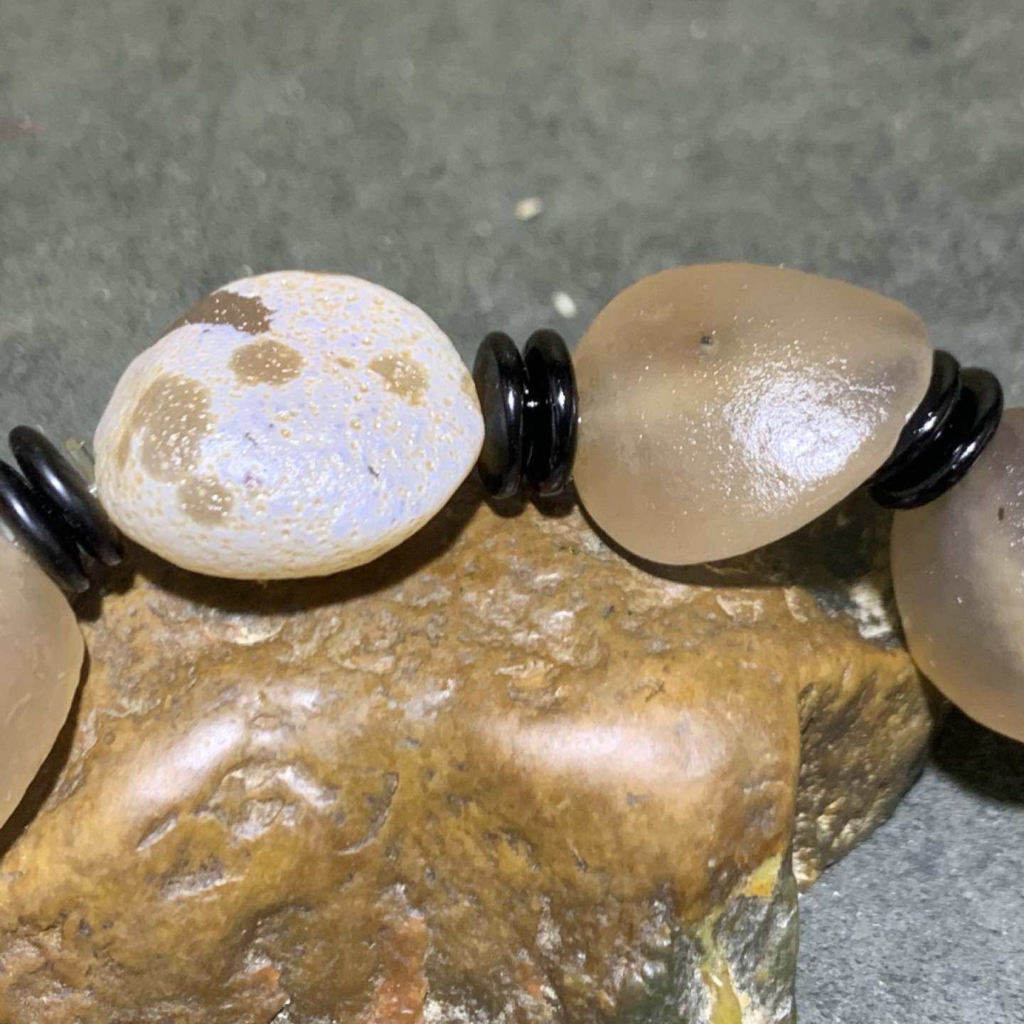 精美天然阿拉善糖心玛瑙原石手串一条，