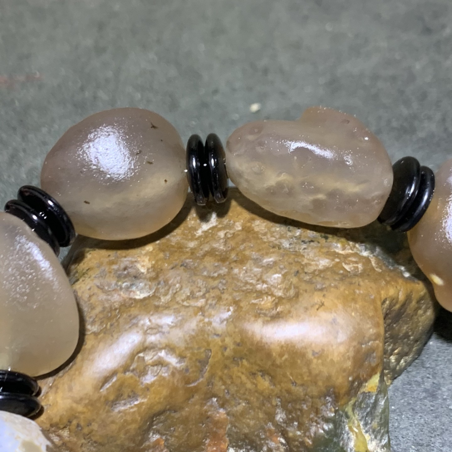 精美天然阿拉善糖心玛瑙原石手串一条，